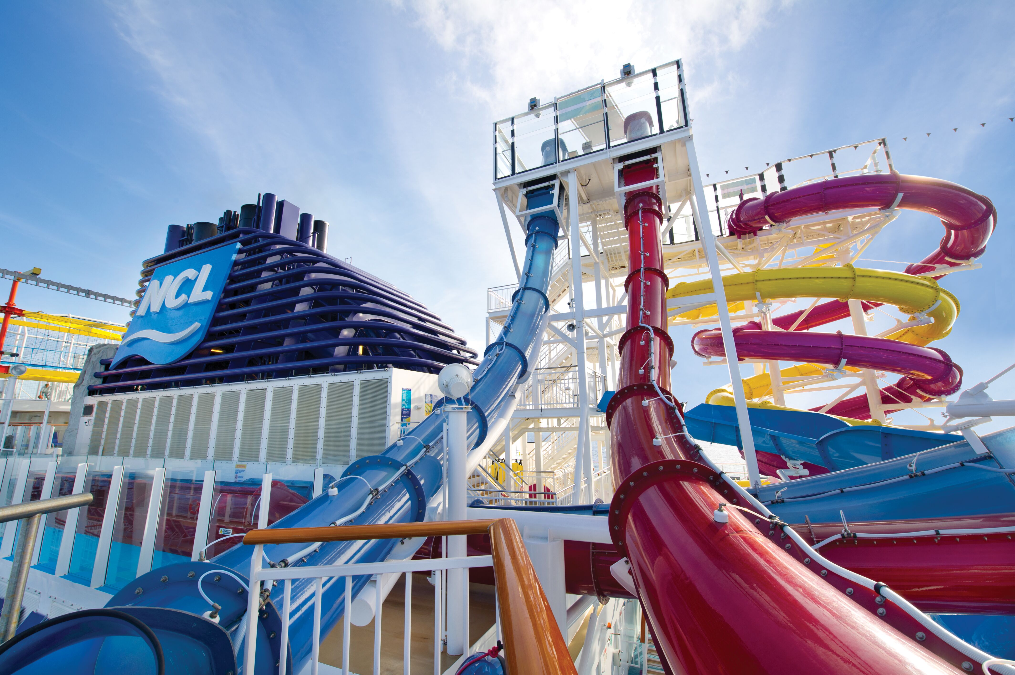 Familienspaß auf den Rutschen an Bord der Norwegian Breakaway NCL