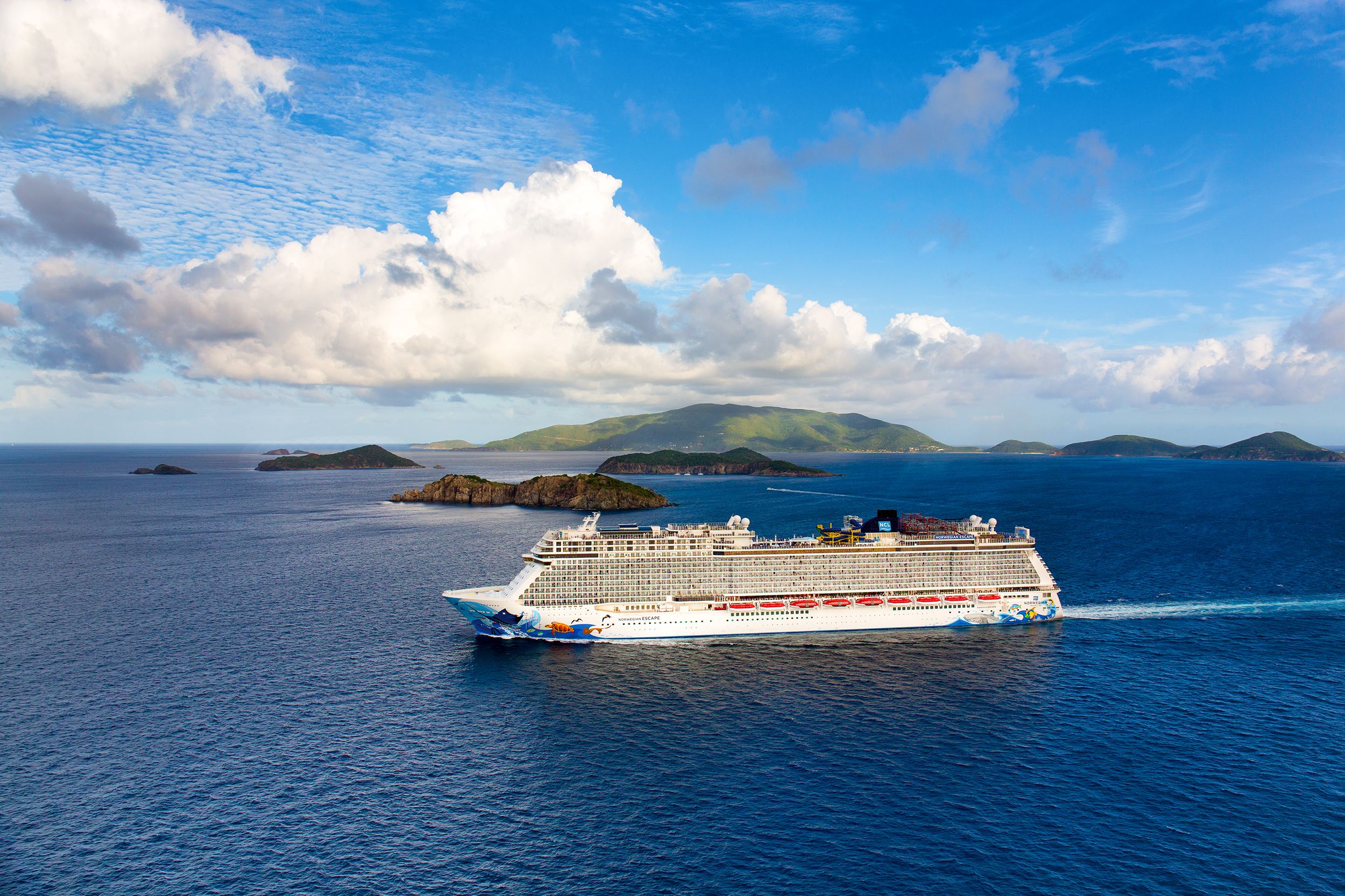 Die Norwegian Escape von Norwegian Cruise Line vor Tortola