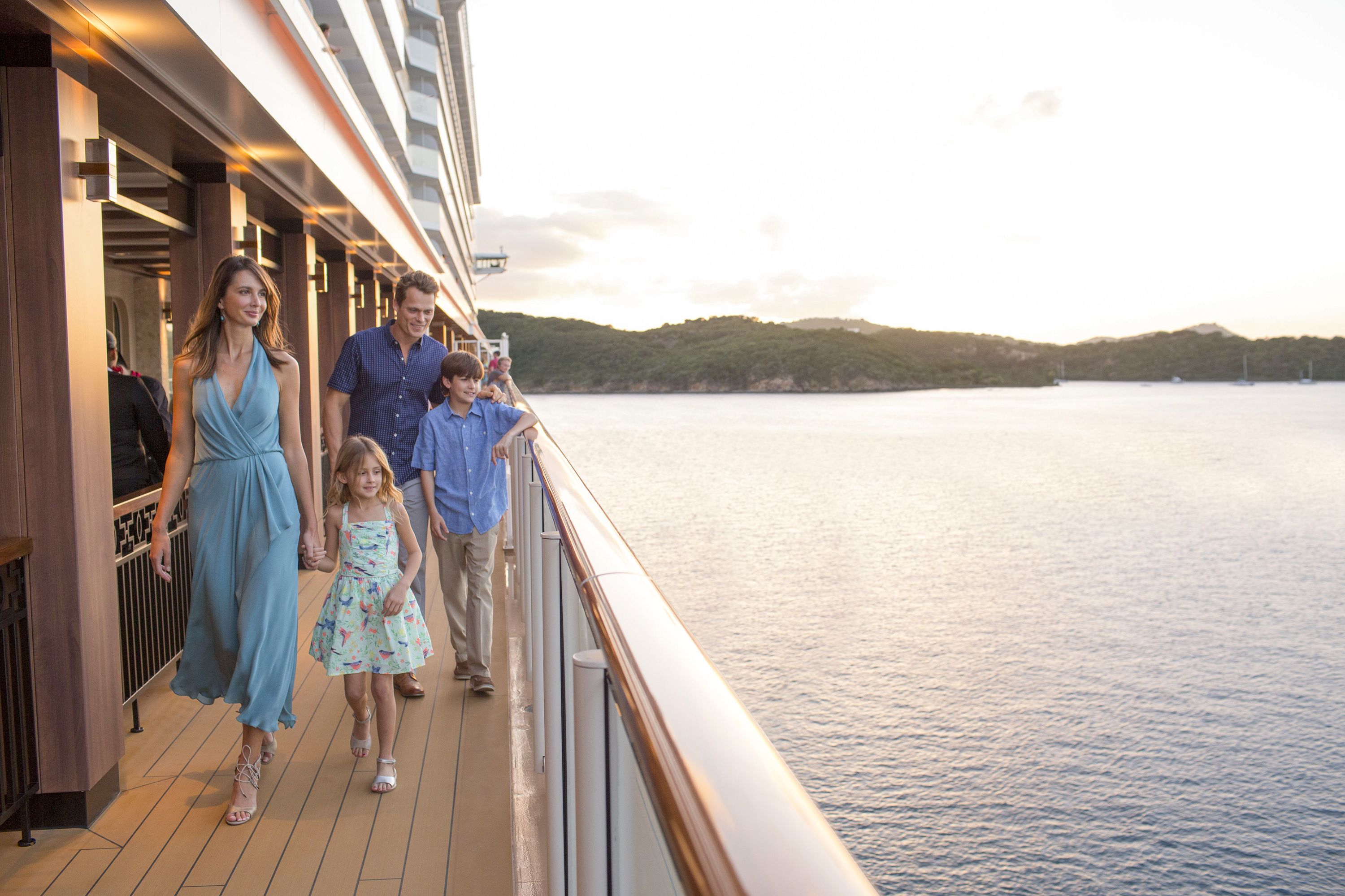 Familie im Urlaub auf einem Kreuzfahrtschiff