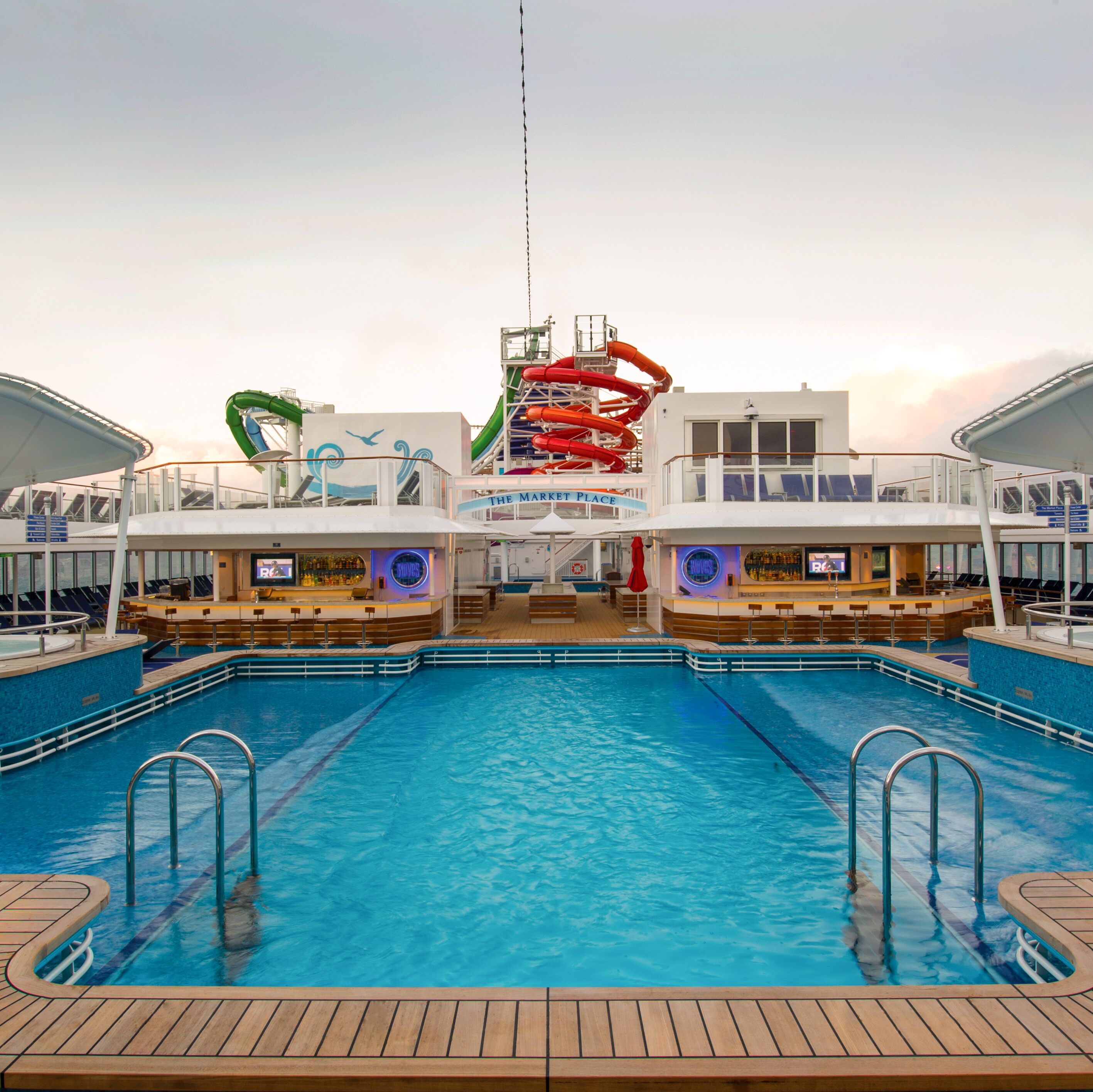 Blick auf den Pool auf der Getaway von Norwegian Cruise Line