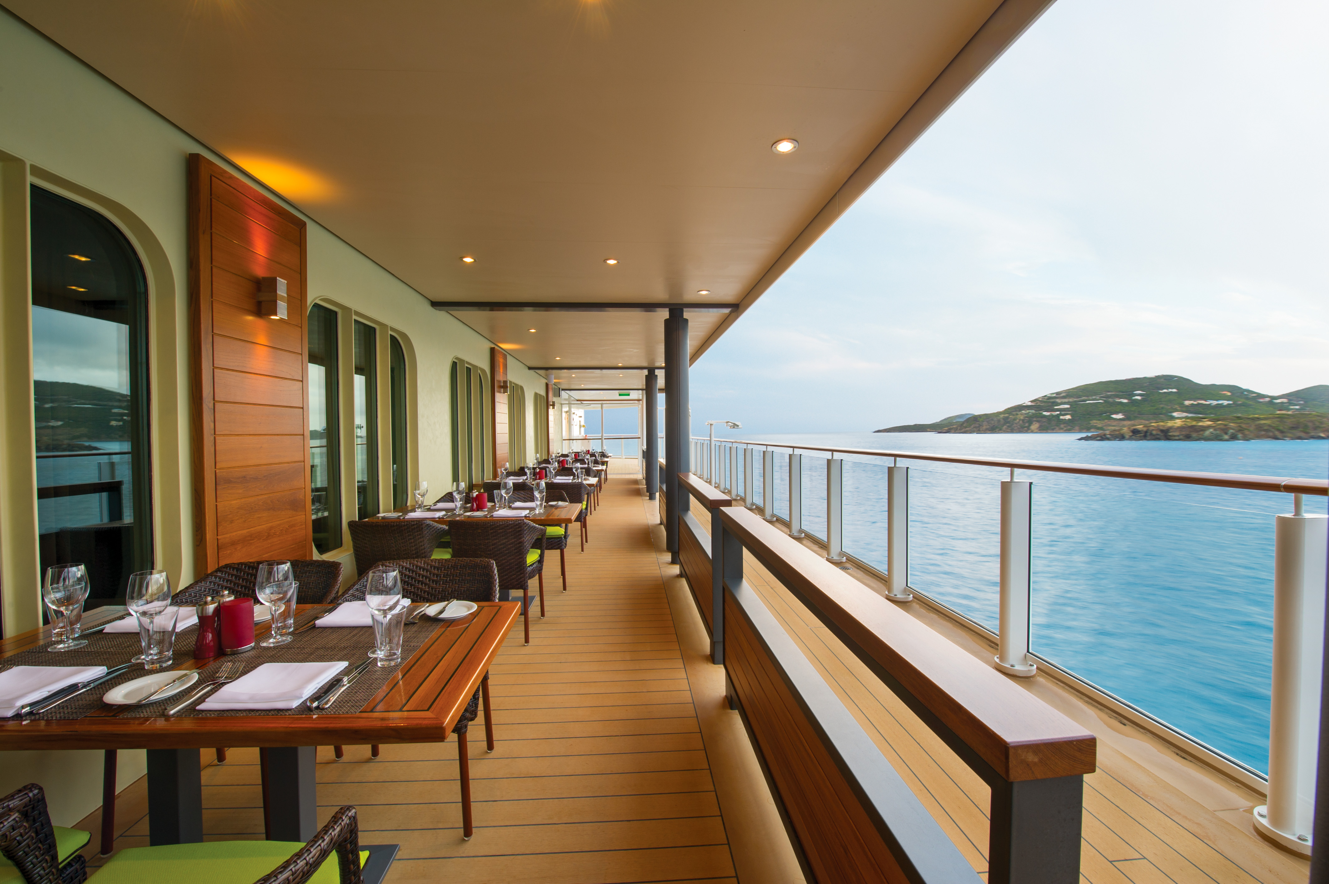 Speisen mit Blick aufs Meer im Restaurant Cagney's auf der Getaway von Norwegian Cruise Line