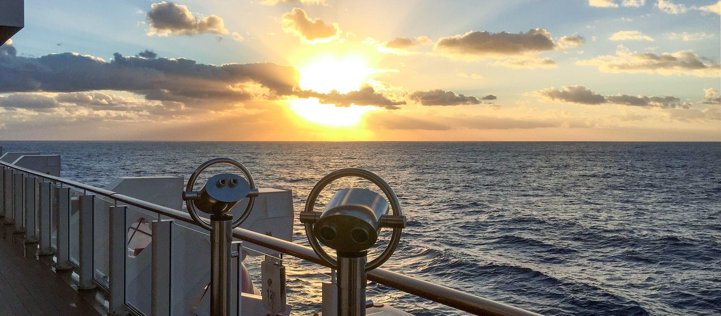 Sonnenaufgang vom Deck der Norwegian Getaway von Norwegian Cruise Line