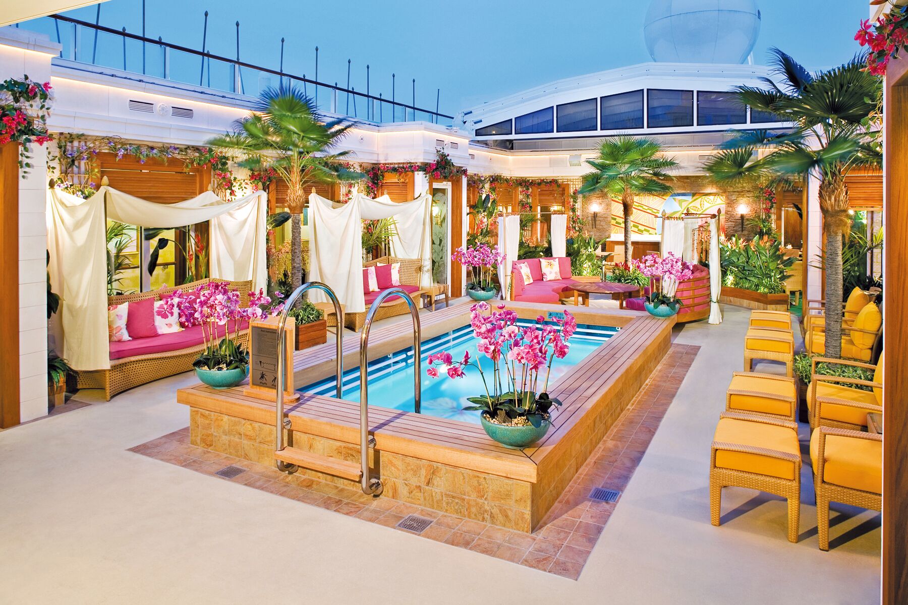 Pool der Courtyard Villa an Bord der Norwegian Jade