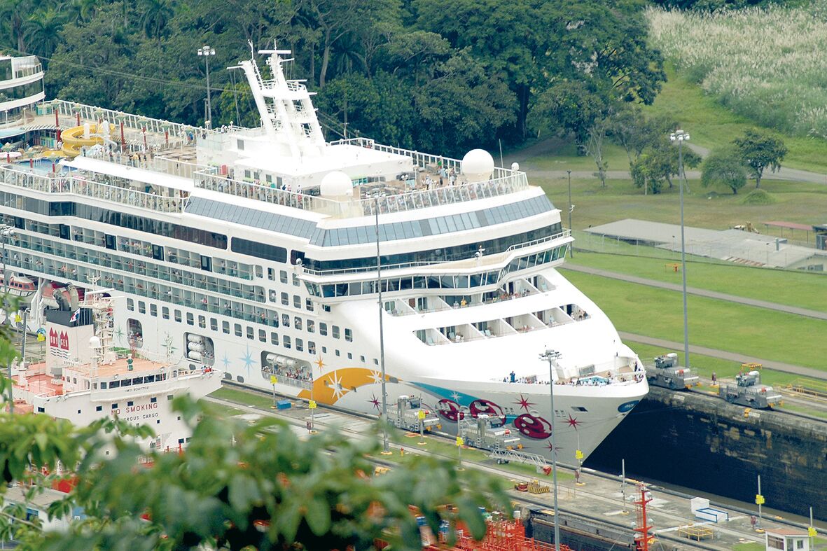 NCL Impression Norwegian Pearl im Panama Canal