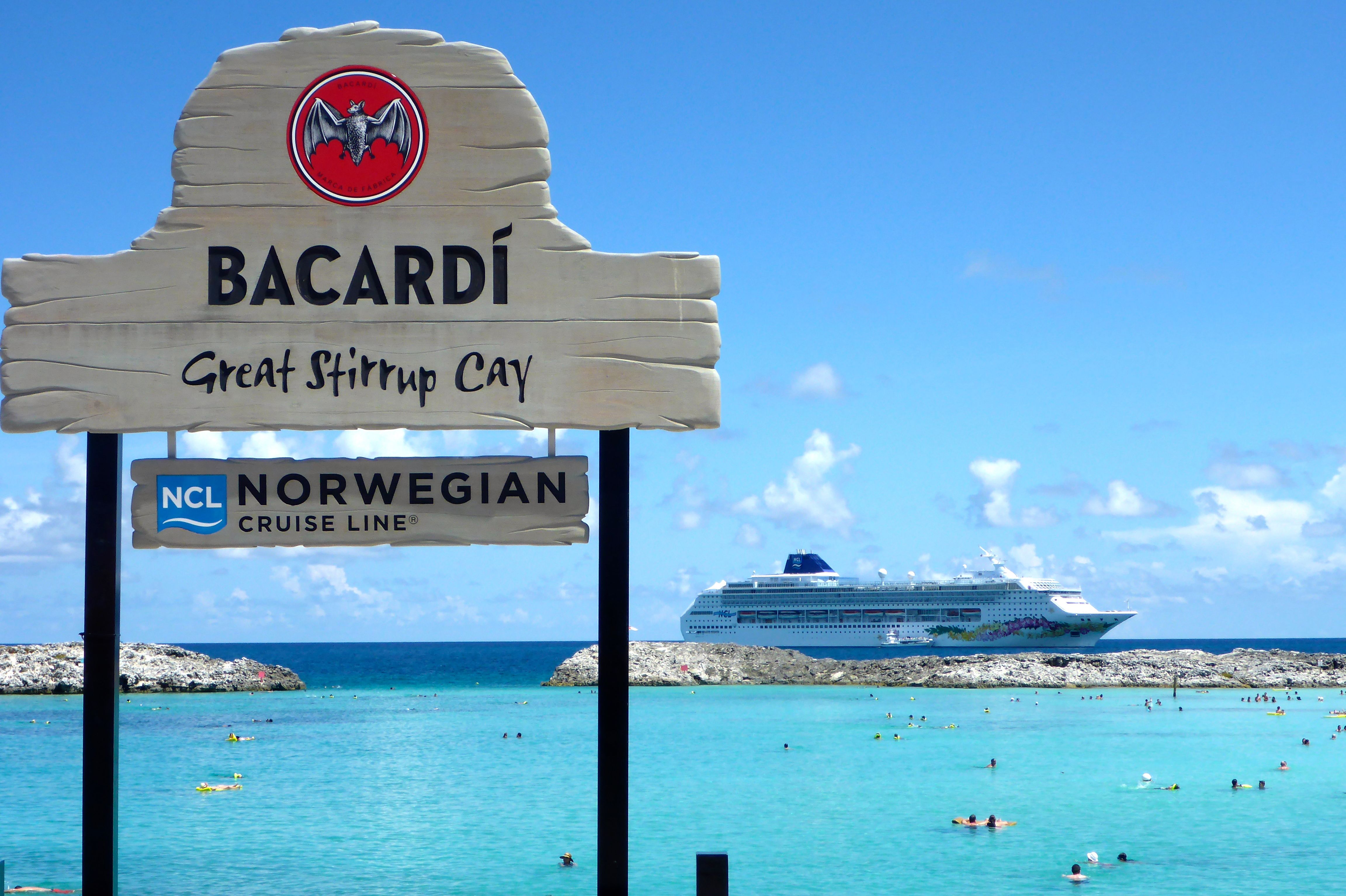 NCL Norwegian Sky Kreuzfahrtschiff an der Great Stirrup Cay, Bahamas