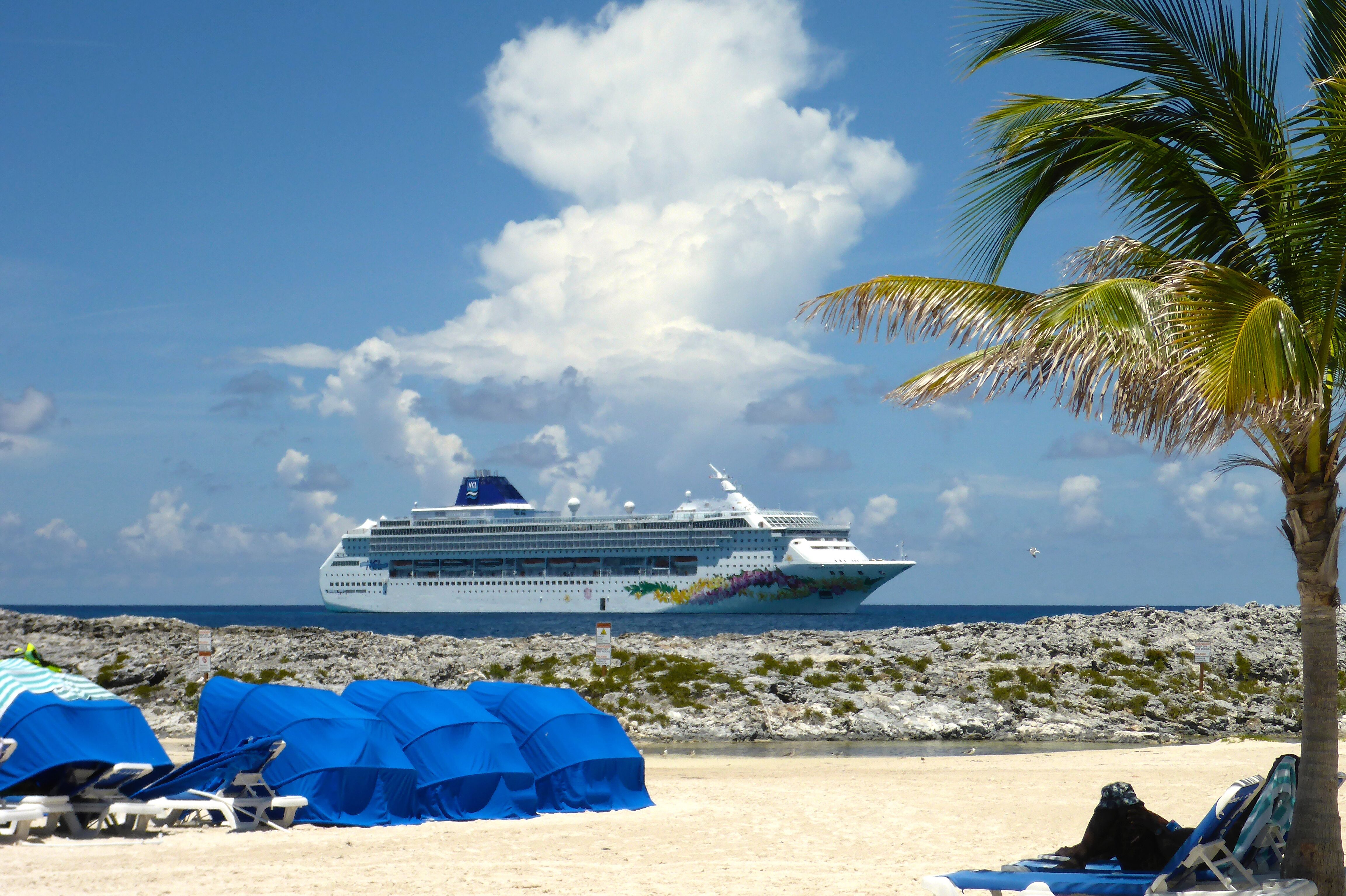 NCL Norwegian Sky Kreuzfahrtschiff an der Great Stirrup Cay, Bahamas