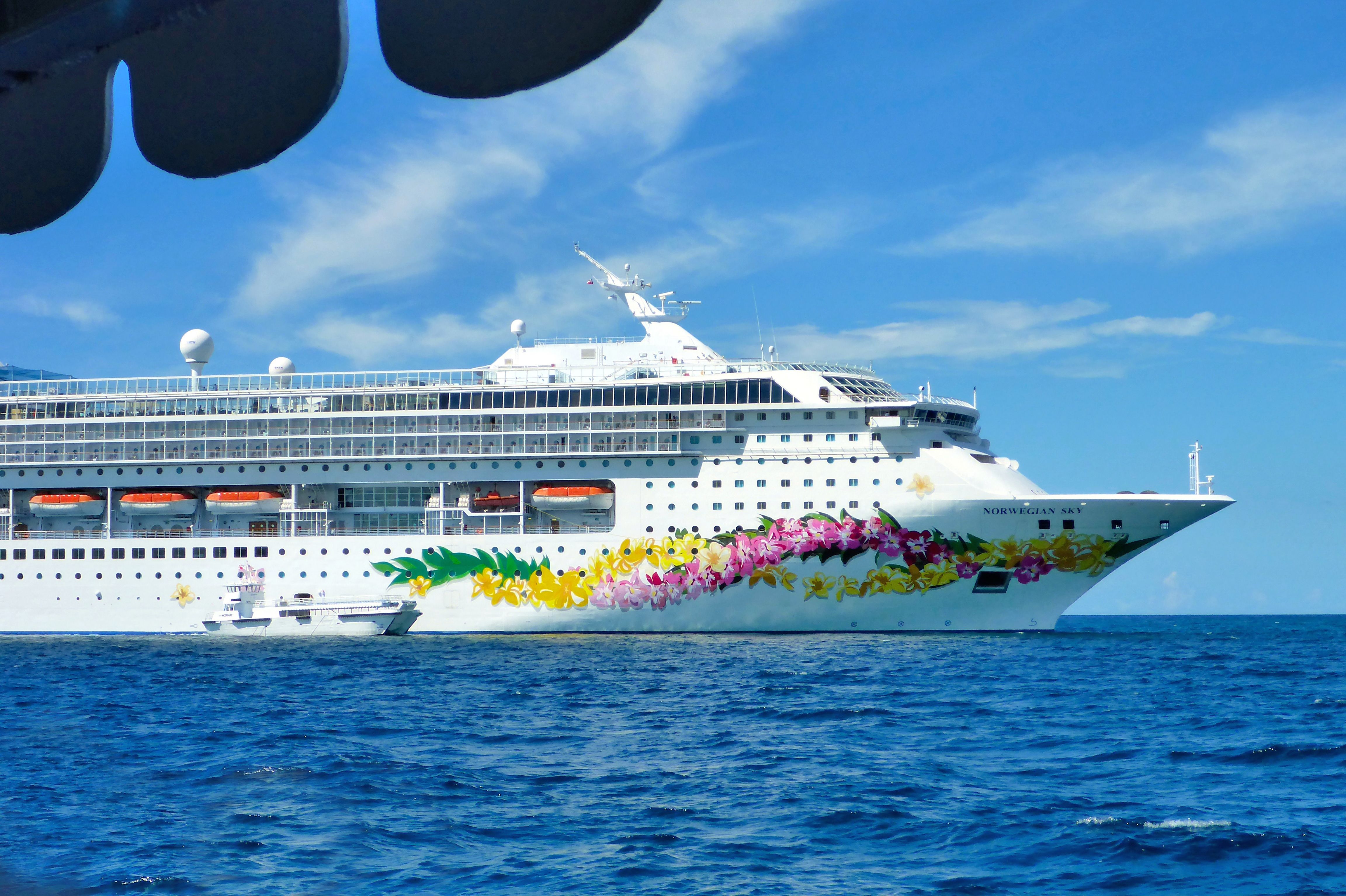 NCL Norwegian Sky Kreuzfahrtschiff an der Great Stirrup Cay, Bahamas