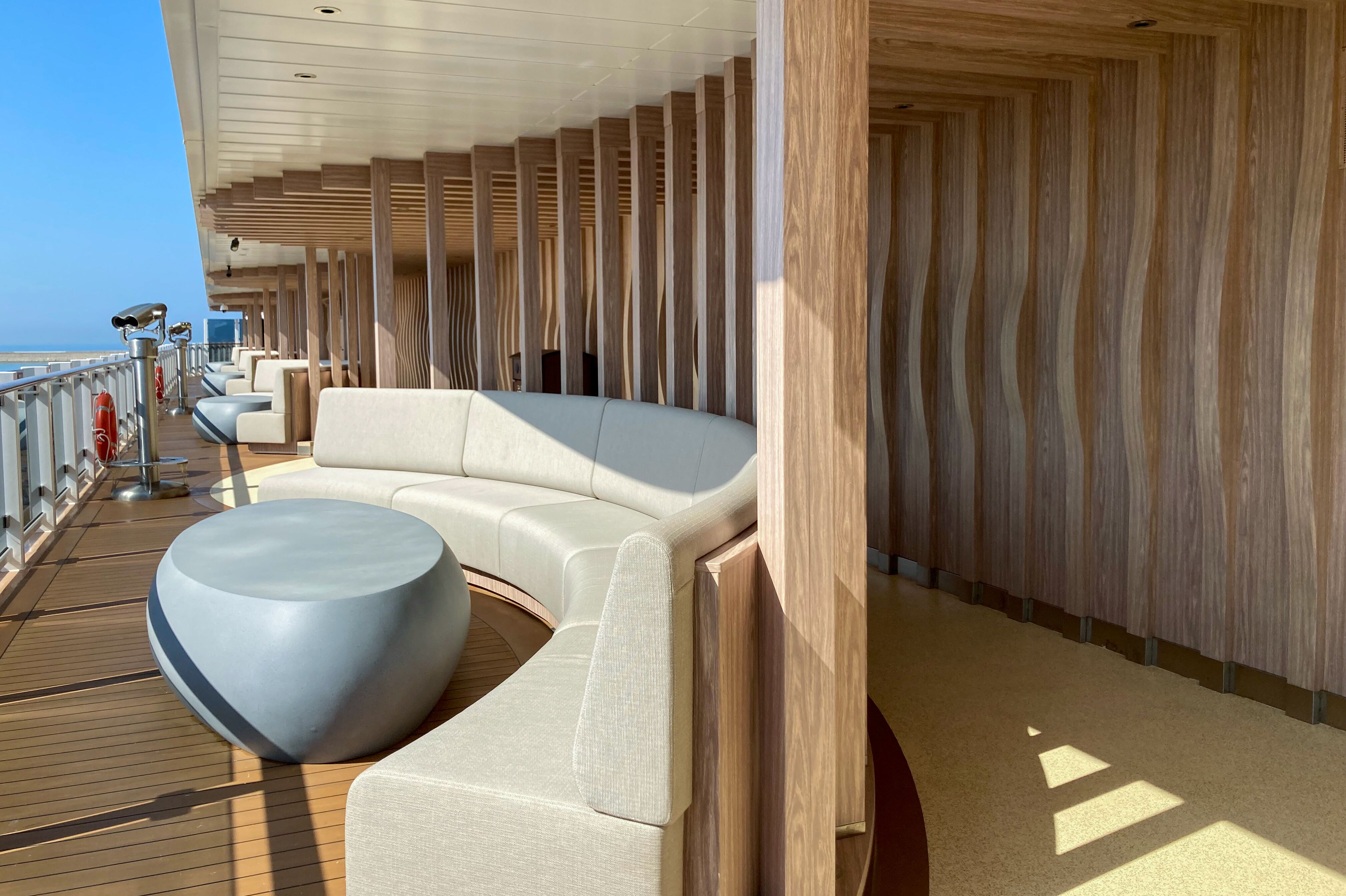 Lichtdurchfluteter Boardwalk auf der Norwegian VIVA der NCL