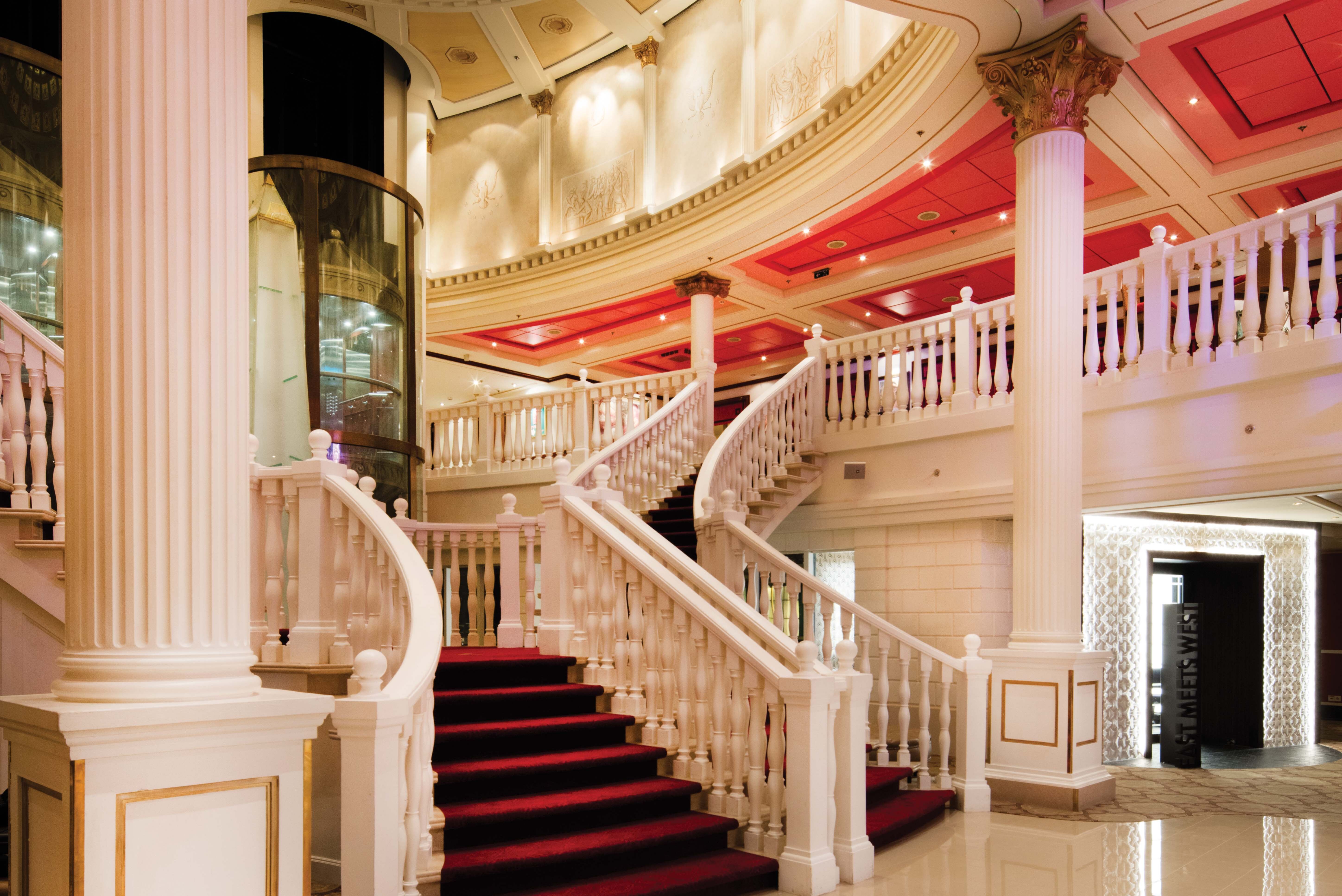 Imposantes Treppenhaus in der Lobby der Pride of America