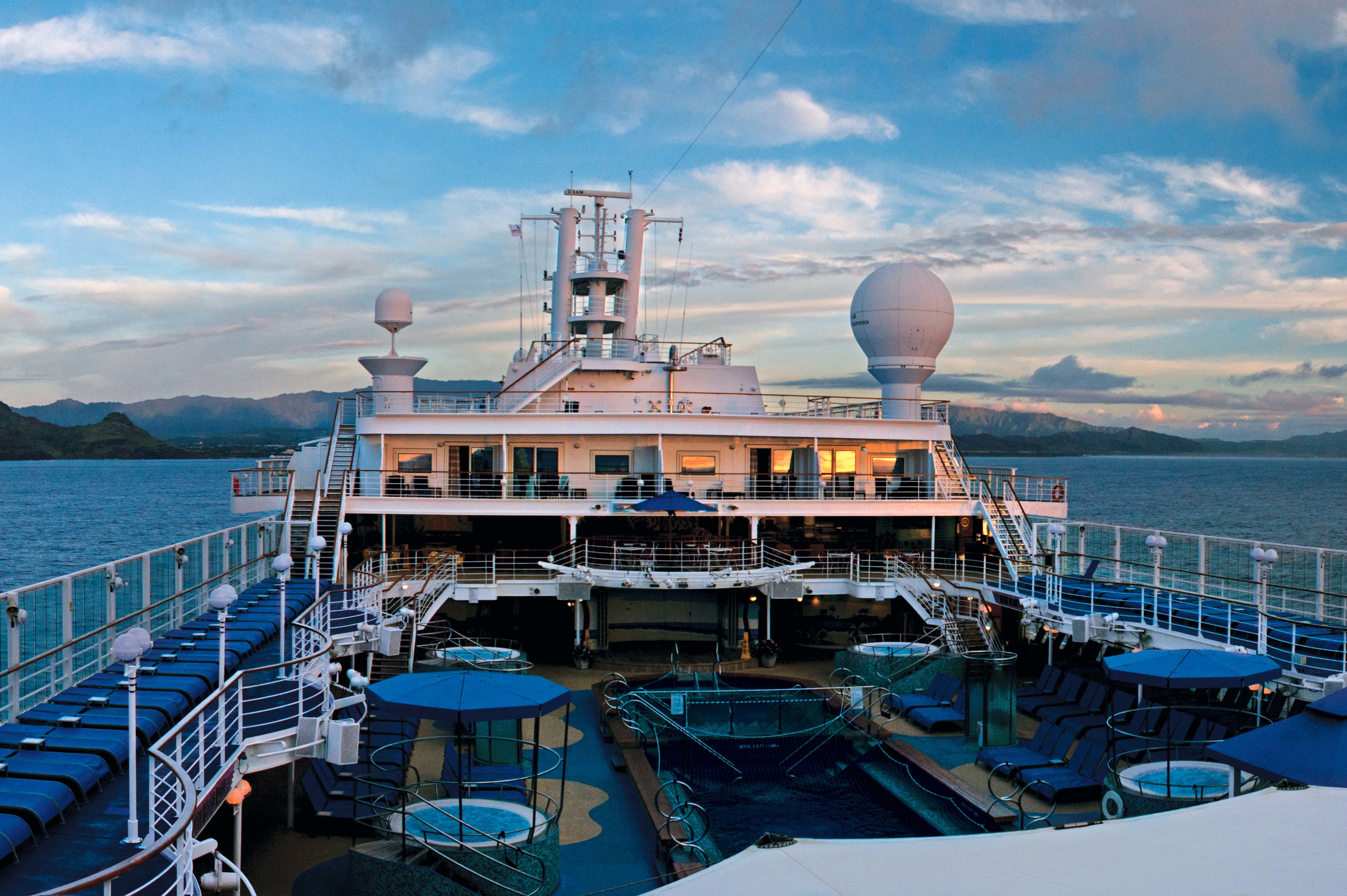 Sonnendeck mit Pool bei Abendlicht