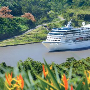 Die Regatta von Oceania Cruises im Panamakanal