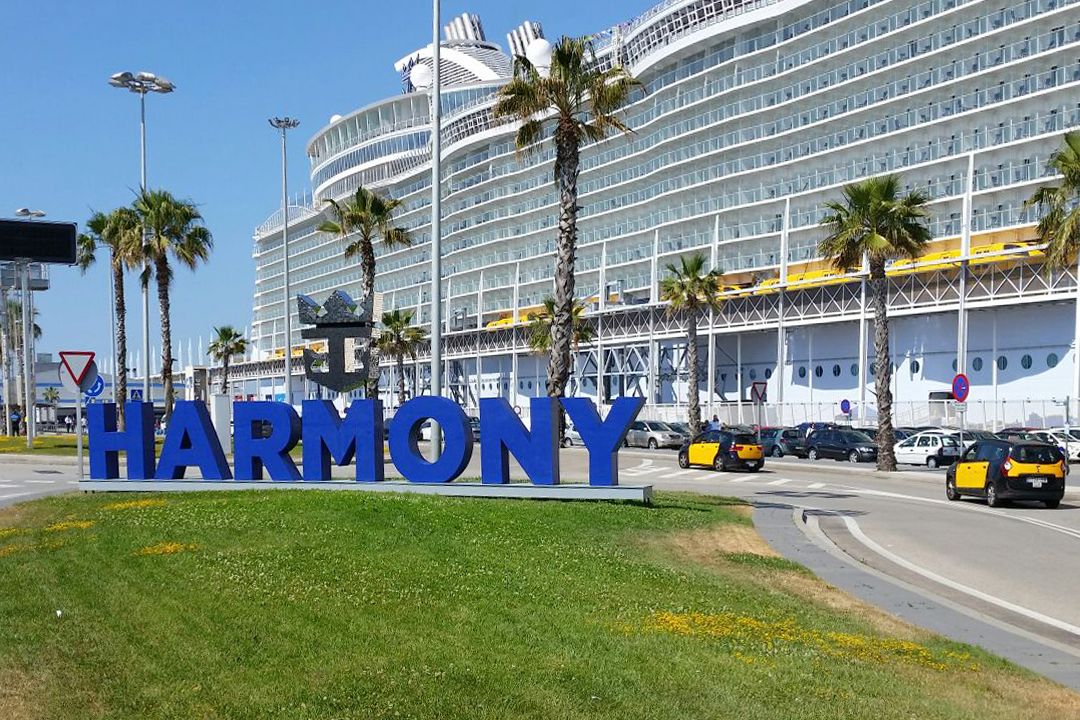 Aussenansicht der Harmony of the Seas im Hafen von Barcelona