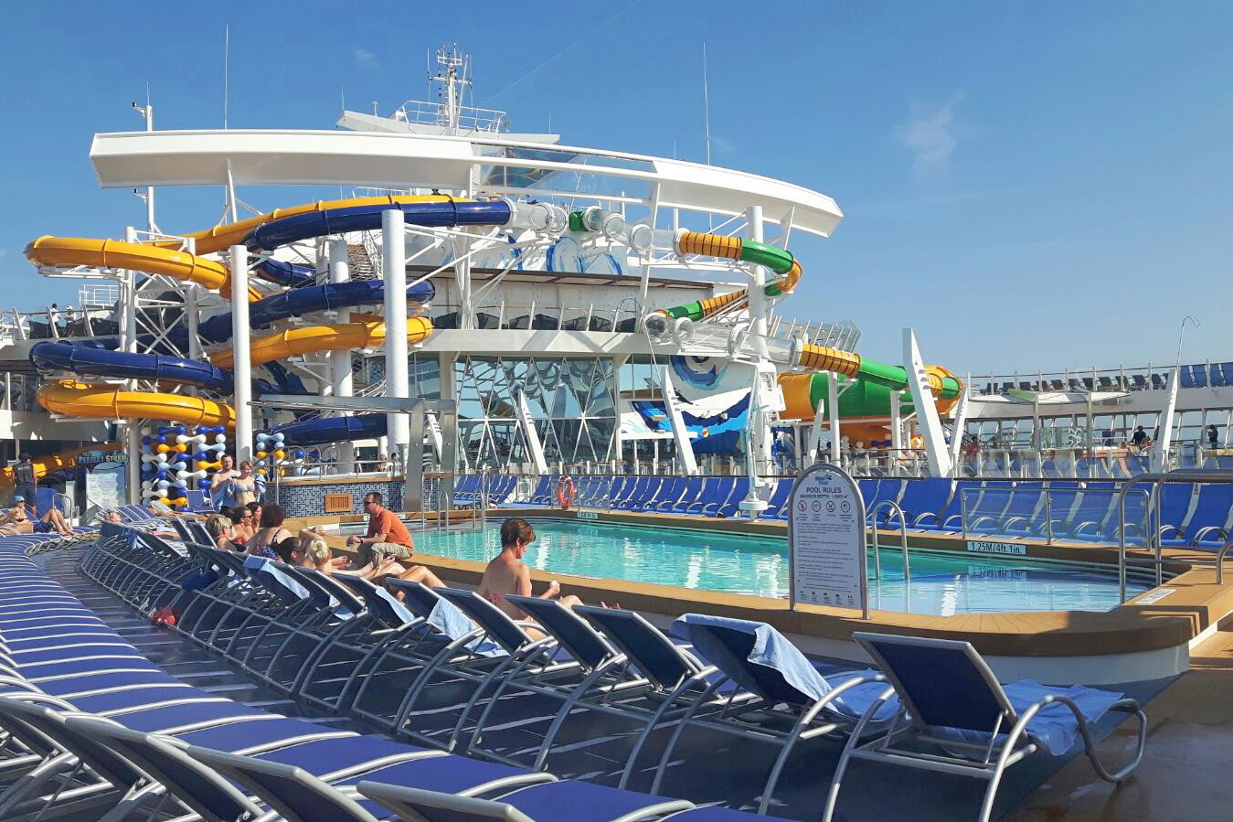 Pooldeck mit Rutschen an Bord der Harmony of the Seas der Royal Caribbean Reederei