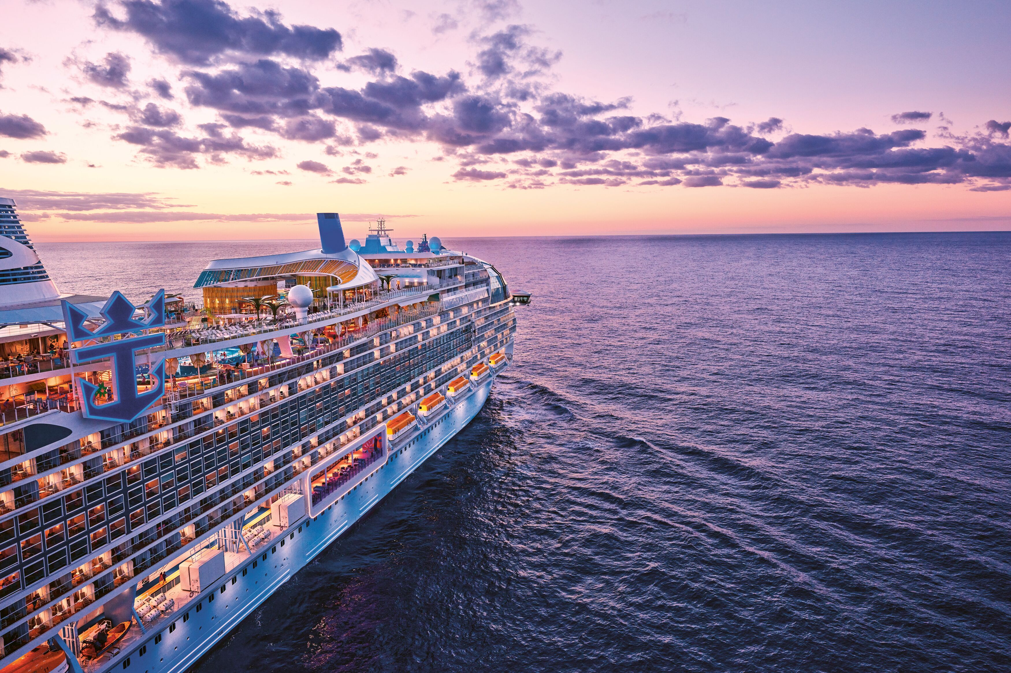 Das Icon of the Seas Schiff im Sonnenuntergang