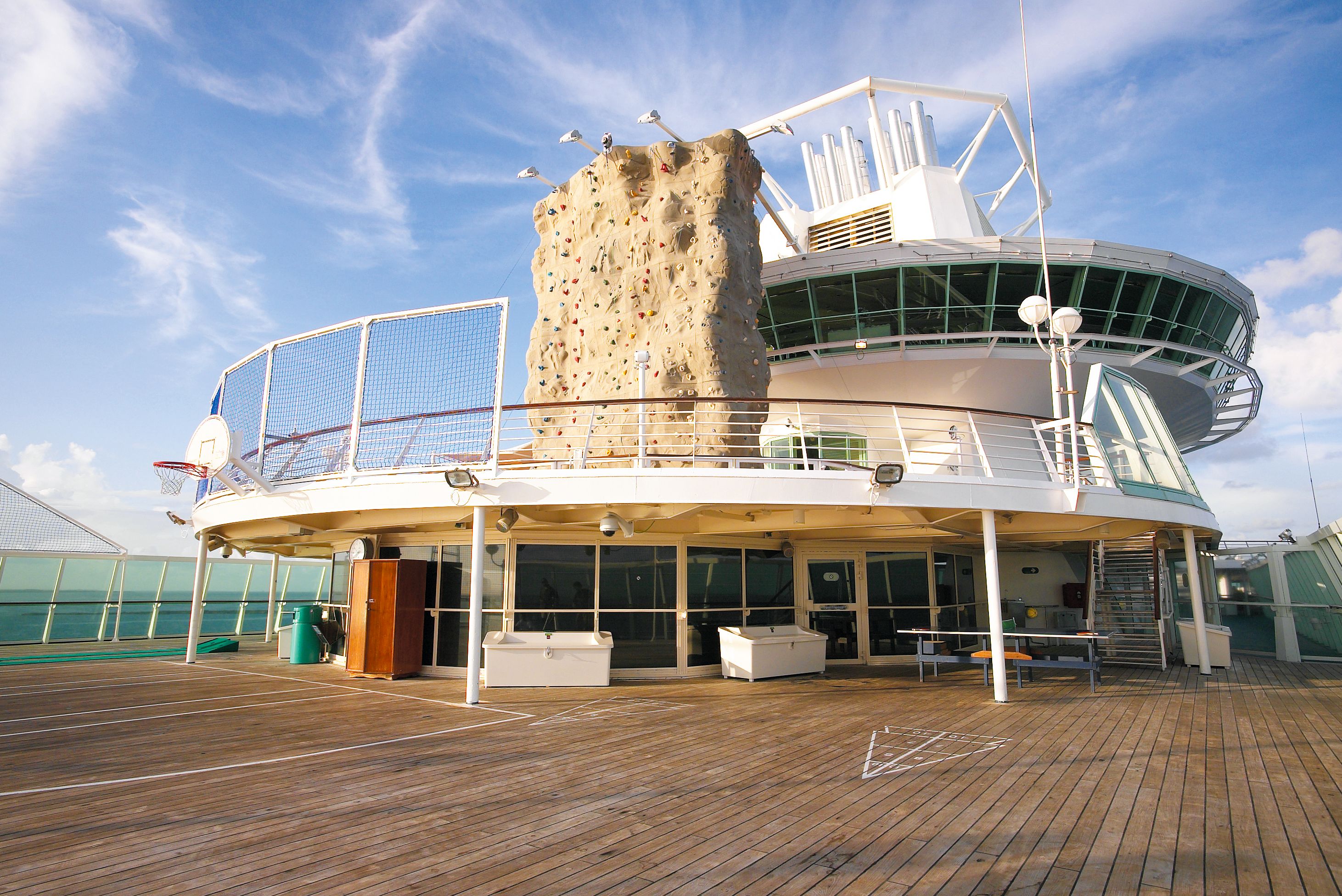 Kletterwand und Sportdeck der Majesty of the Seas der Royal Caribbean Rederei