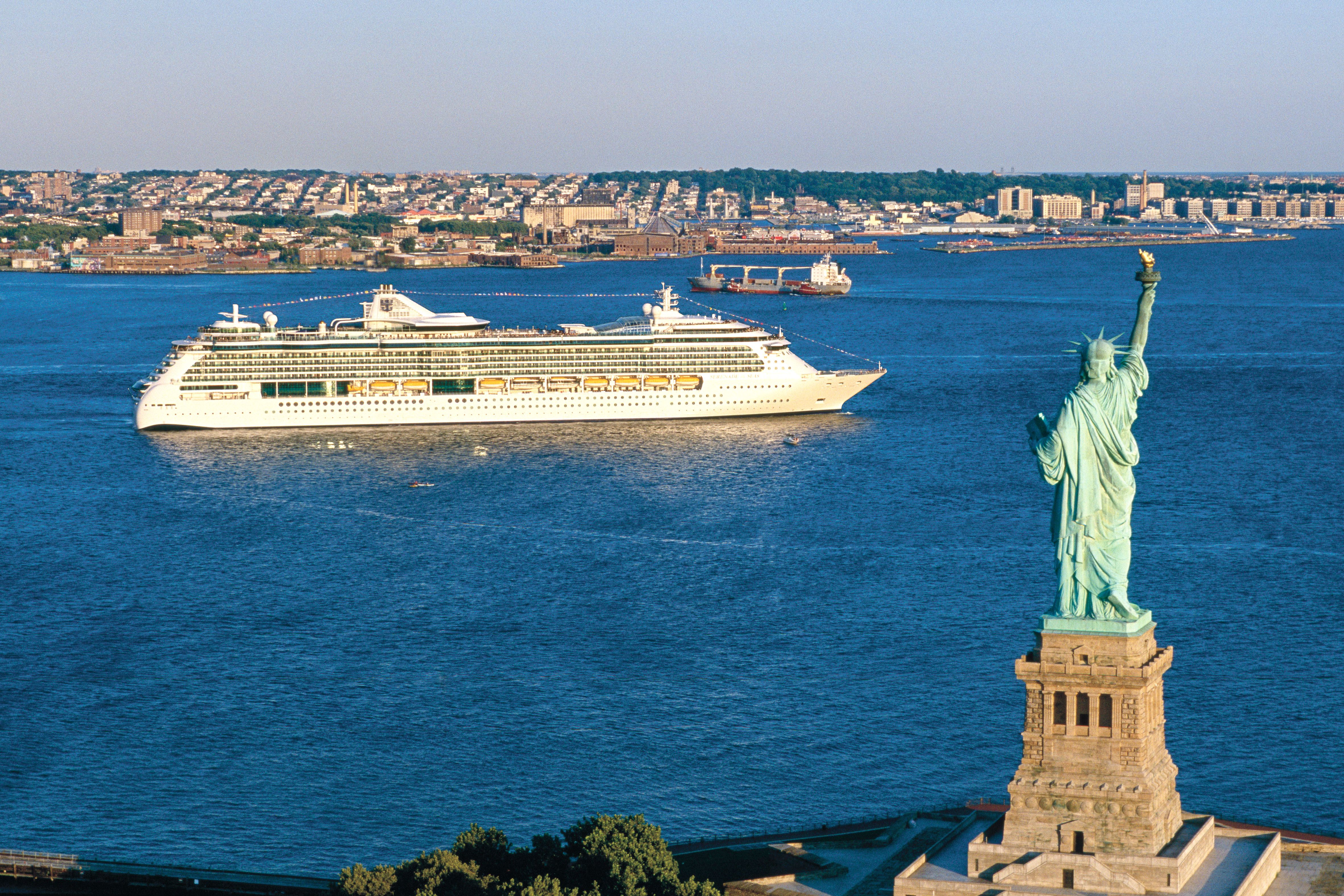 kreuzfahrt/royal-caribbean/serenade/exterior-freiheitsstatue.cr4728x3152-0x0