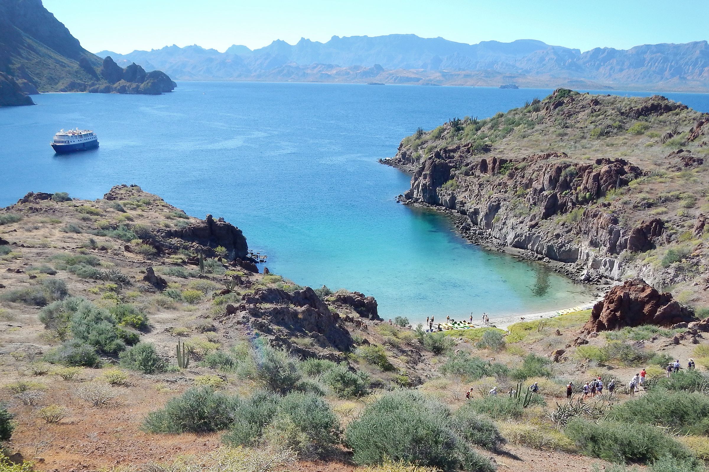 Das Safari Endeavour Schiff der UnCruise Adventures in einer Bucht Mexikos