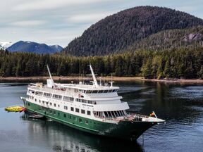 Luftbild der UnCruise Safari Endeavour in schöner Natur