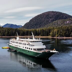 Luftbild der UnCruise Safari Endeavour in schöner Natur