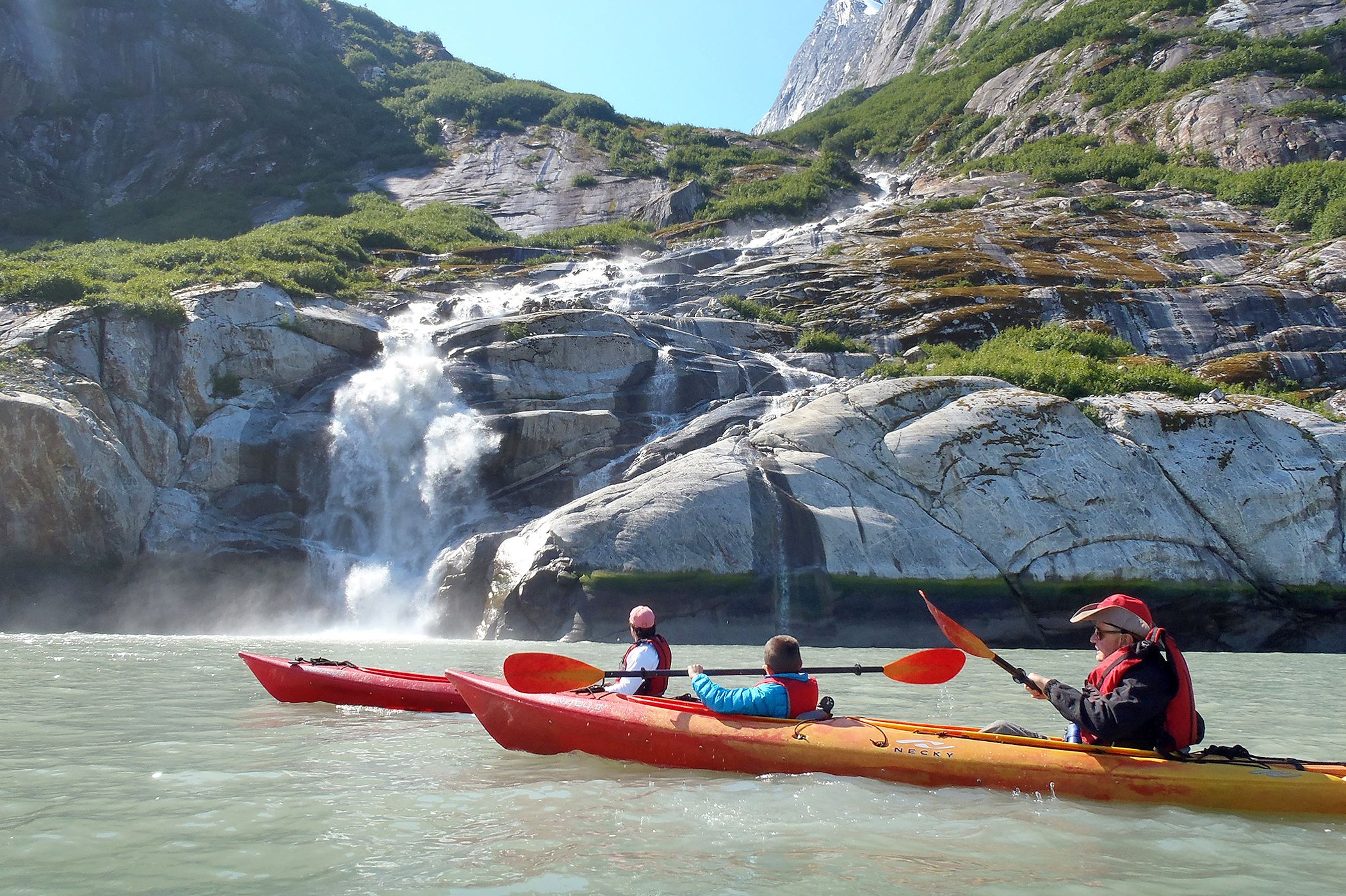 Kajak fahren wÃ¤hrend einer Reise mit dem Safari Explorer Kreuzfahrtschiff der UnCruise Adventures