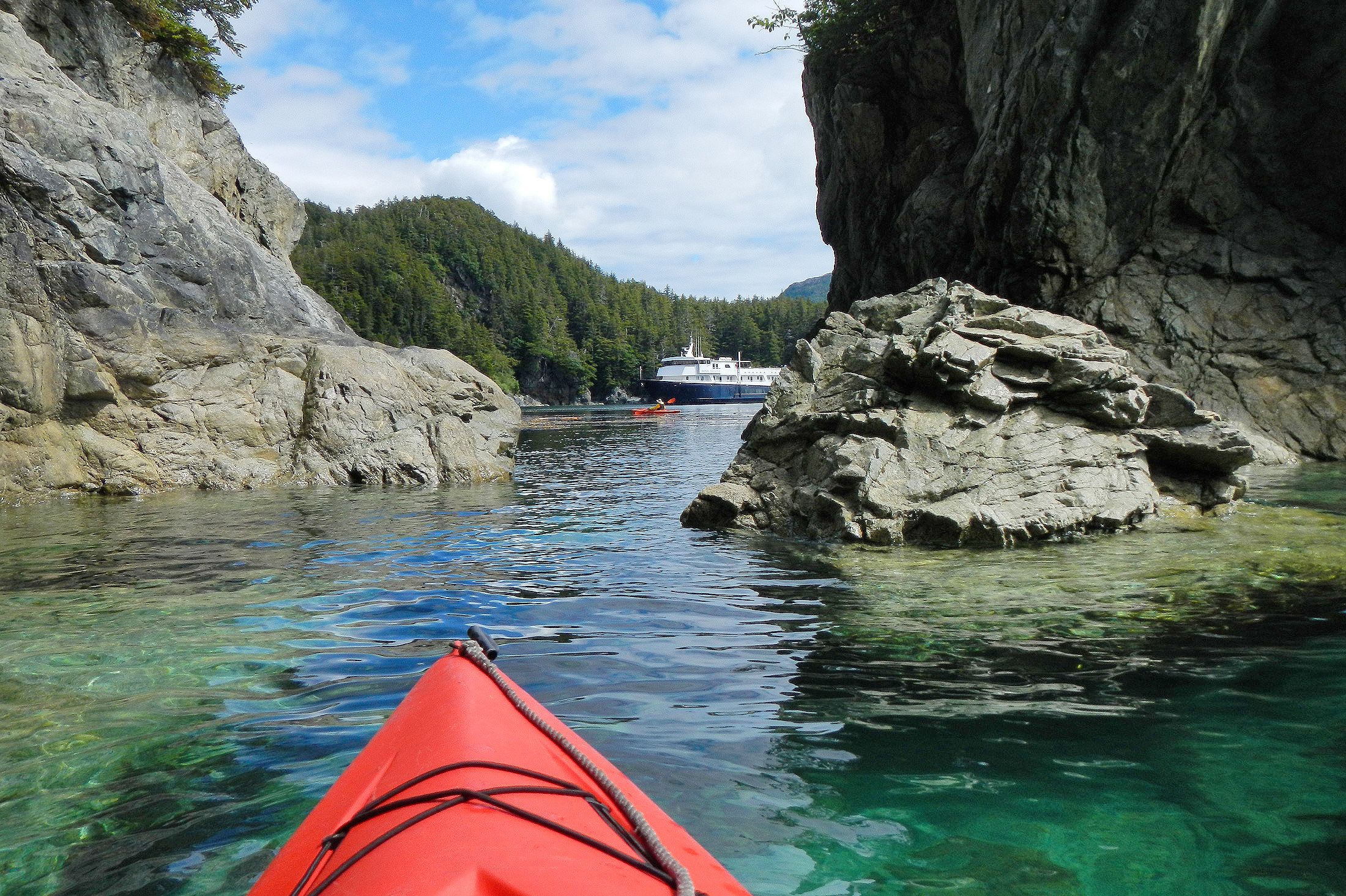 Unterwegs mit dem Kajak wÃ¤hrend einer Reise mit dem Safari Explorer Kreuzfahrtschiff der UnCruise Adventures, Alaska