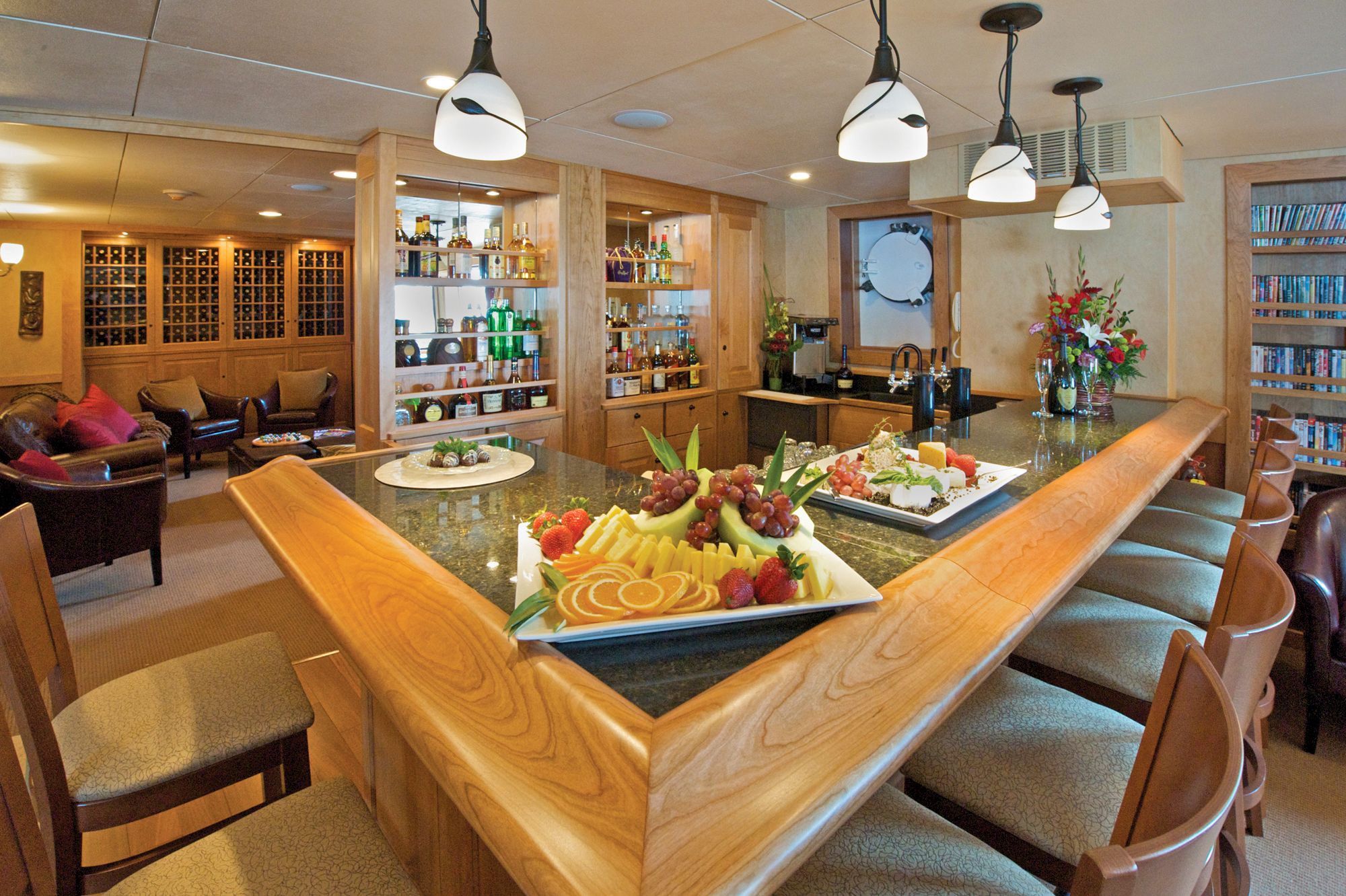 Die Bar des Safari Explorer Kreuzfahrtschiffes der UnCruise Adventures