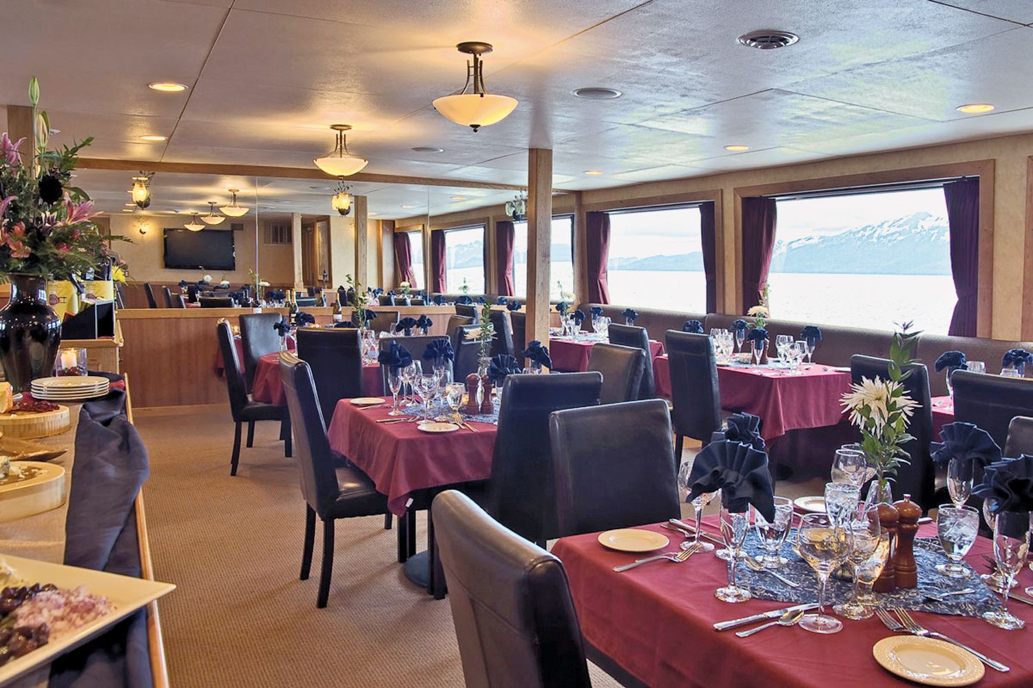 Das Restaurant des Safari Explorer Kreuzfahrtschiffes der UnCruise Adventures