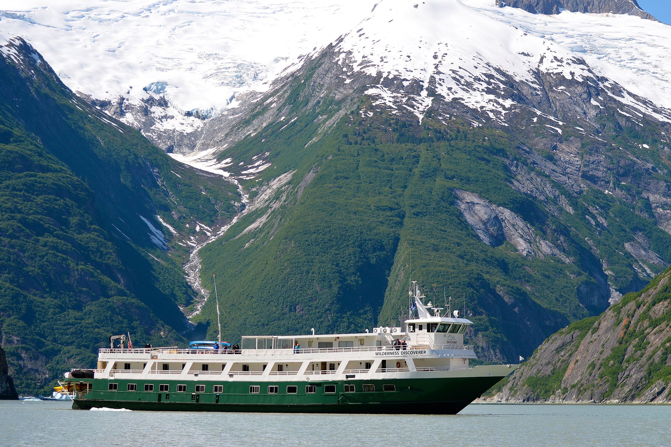 Wilderness Discoverer vor beeindruckendem Bergpanorama