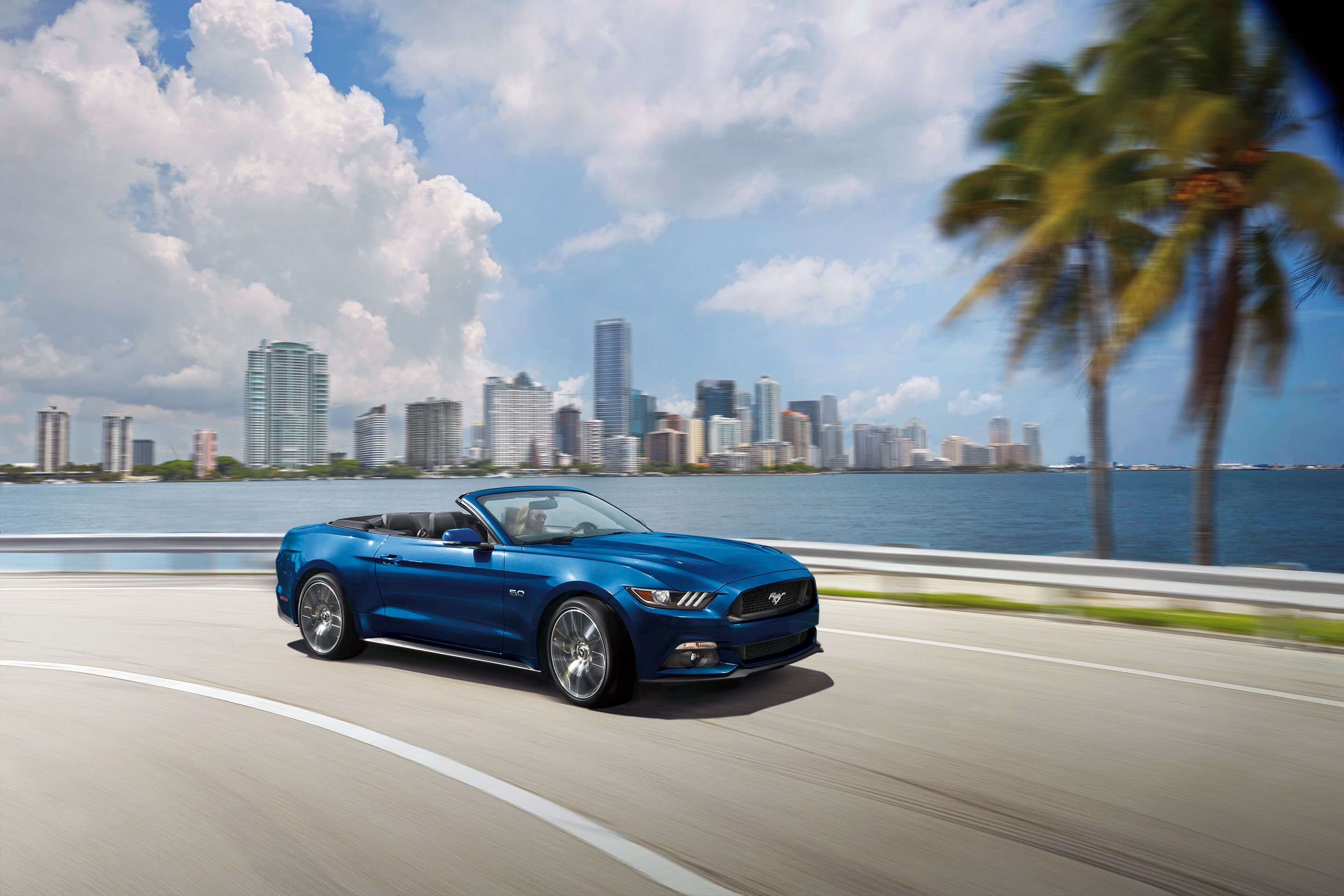 Ein Mustang Cabriolet von Alamo vor der Skyline von Miami in Florida