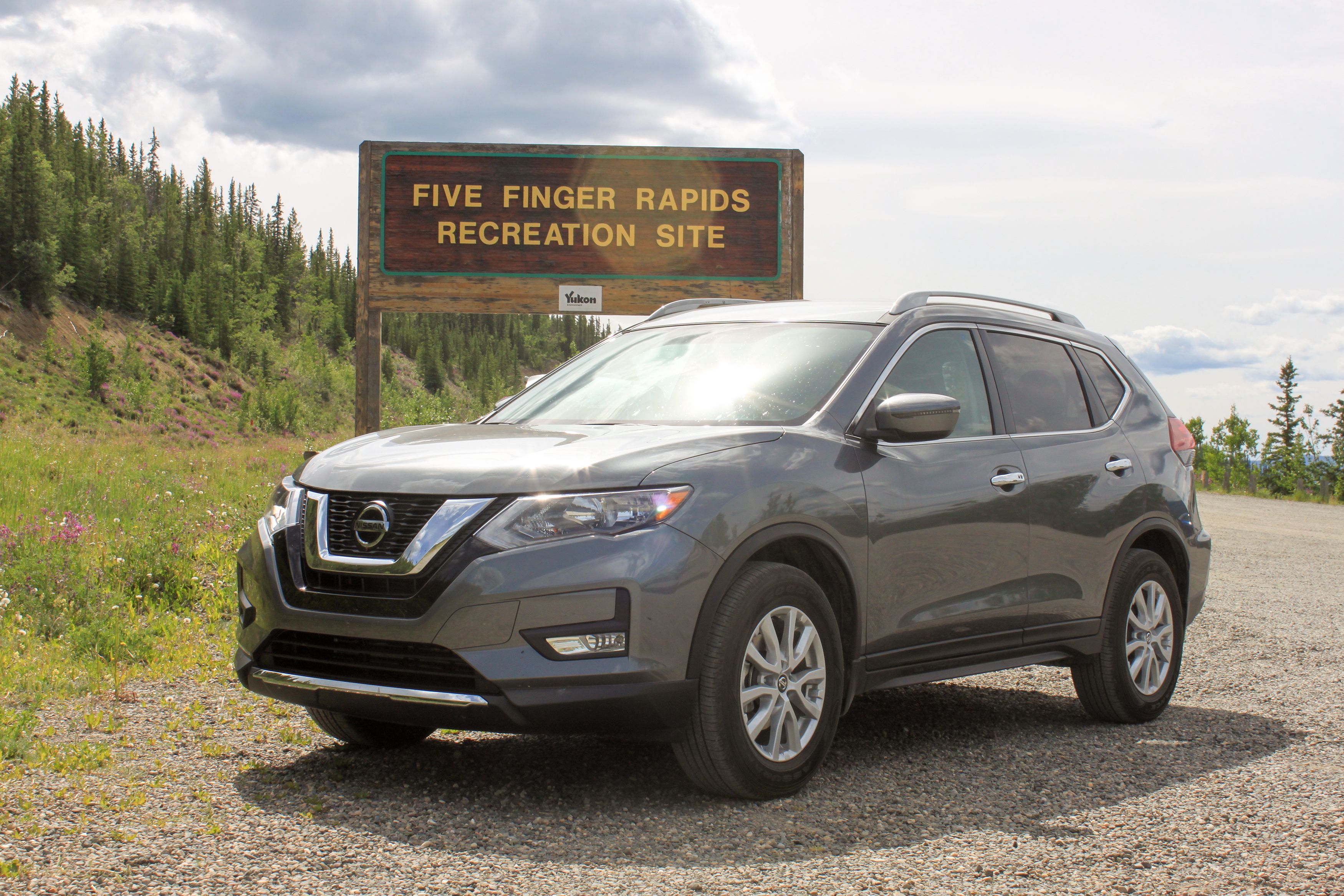 Ein Midsize SUV von Driving Force im Yukon in Kanada