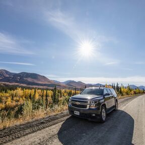 Ein SUV von Driving Force Rentals unterwegs auf dem Dempster Highway im Yukon