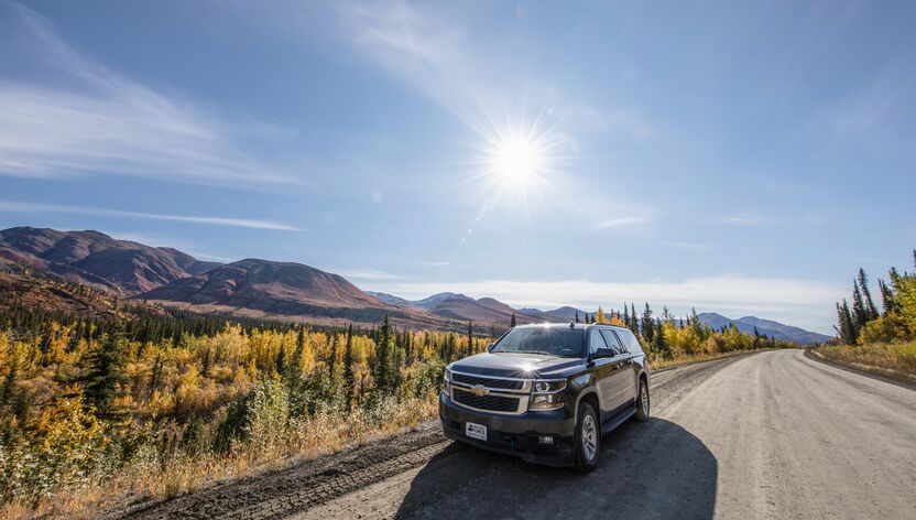 Ein SUV von Driving Force Rentals unterwegs auf dem Dempster Highway im Yukon