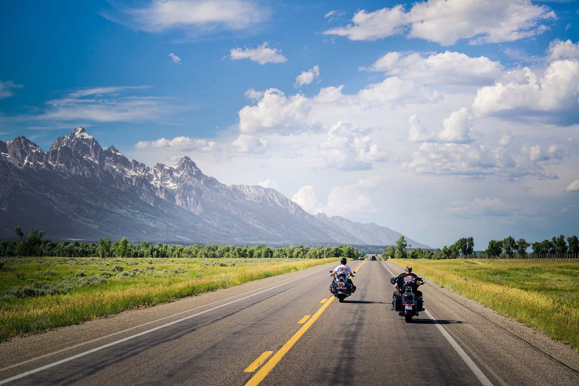 Zwei Motorradfahrer auf der Strasse, Grand Teton National Park, Wyoming