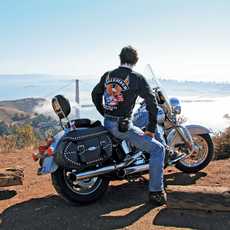 Biker schaut auf die Bucht von San Francisco Biker schaut auf die Bucht von San Francisco