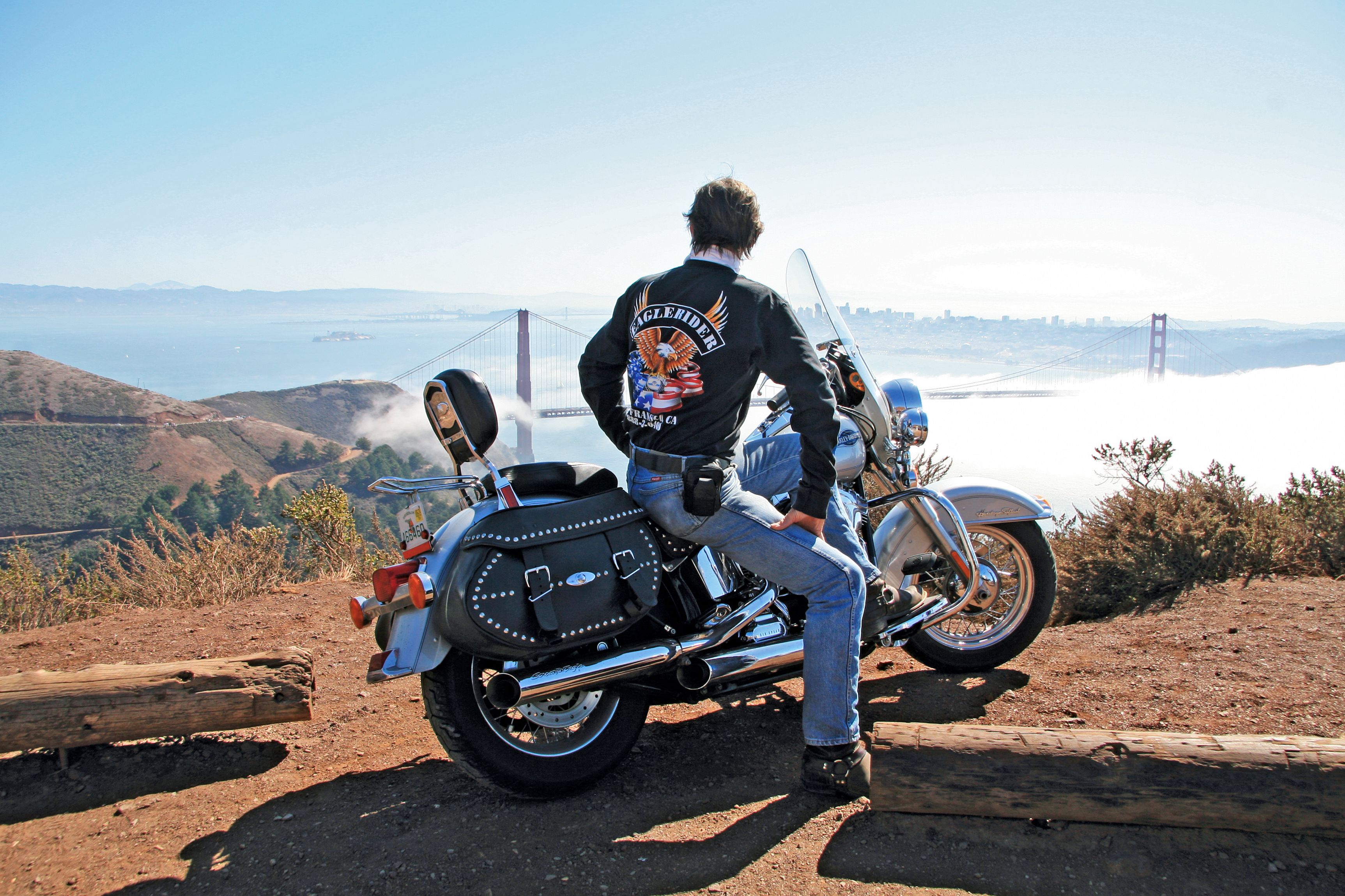 Biker schaut auf die Bucht von San Francisco