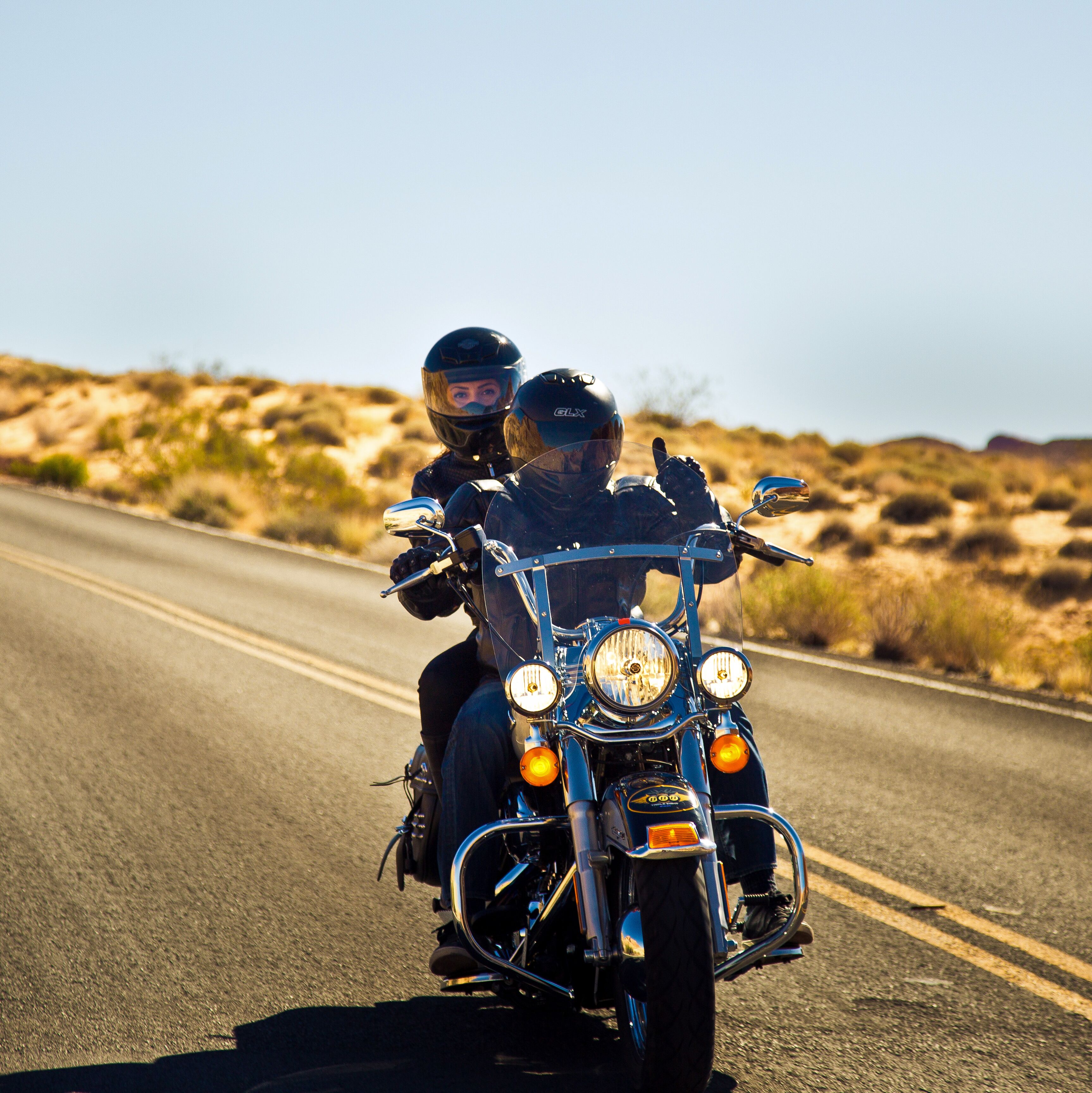 Ein Paar auf dem Motorrad unterwegs im Death Valley in Kalifornien