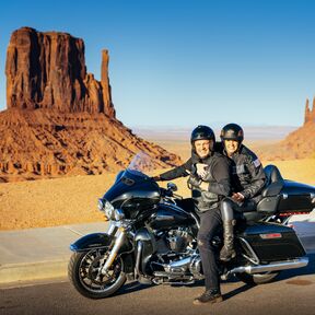 Teilnehmer der Wild West Tour von EagleRider am Monument Valley in Arizona