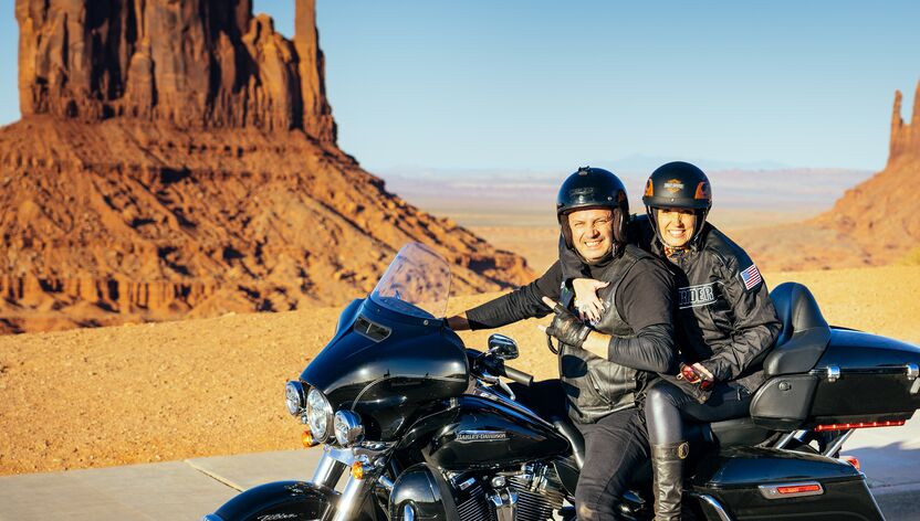 Teilnehmer der Wild West Tour von EagleRider am Monument Valley in Arizona Teilnehmer der Wild West Tour von EagleRider am Monument Valley in Arizona