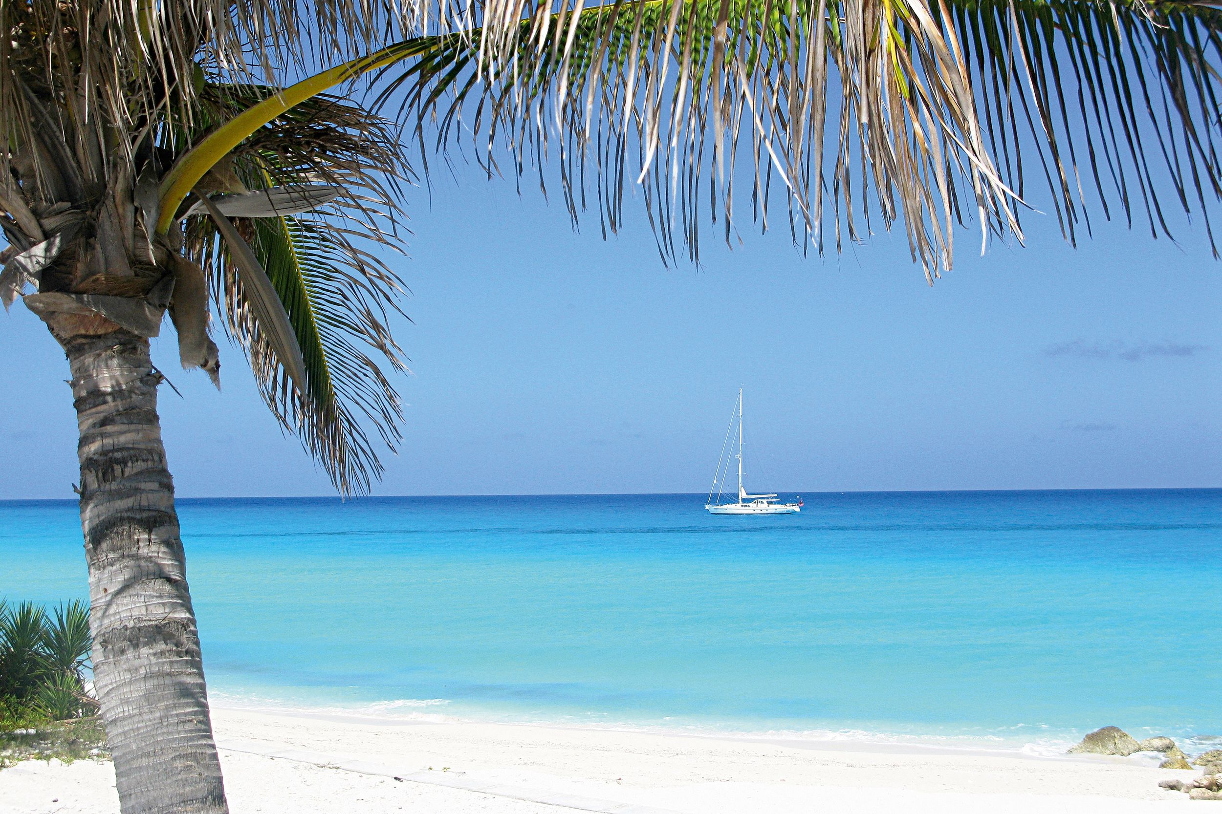 Ein Schiff vor der Küste der Bahamas
