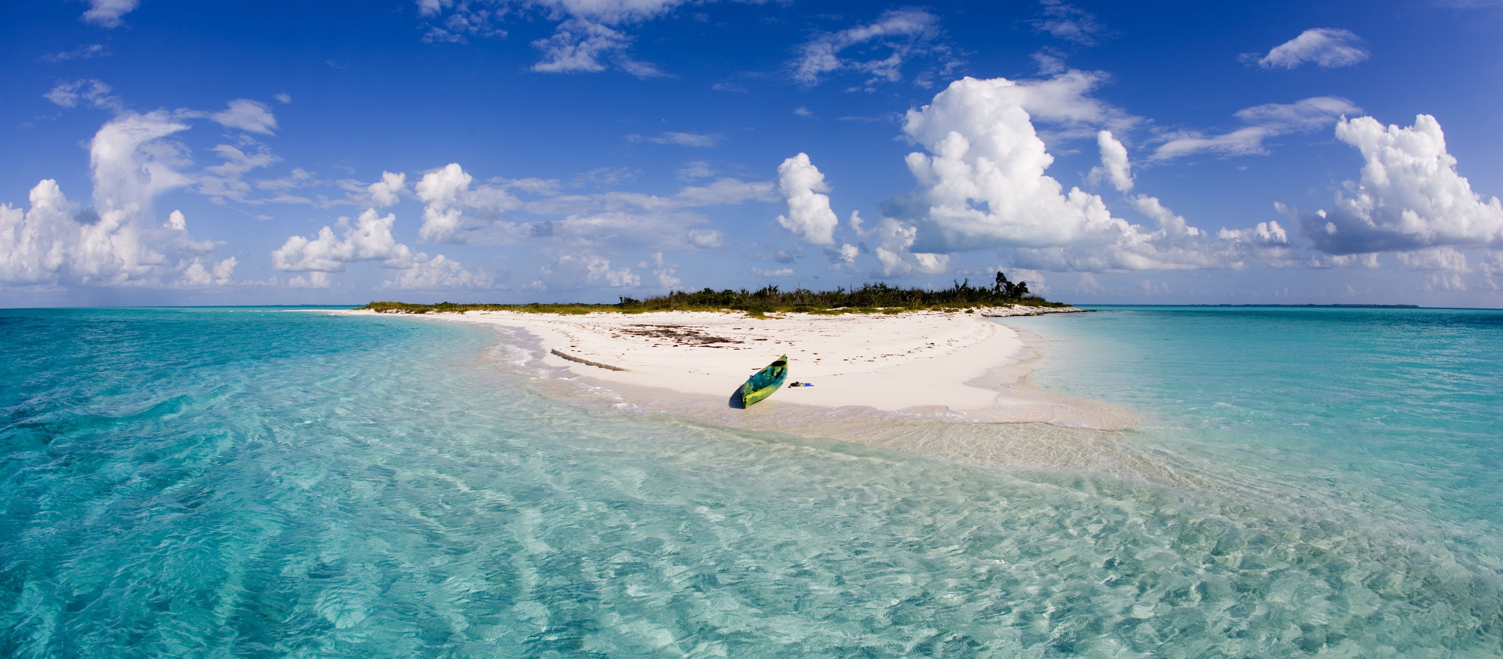 Ein Kayak auf einer kleinen Insel von den Bahamas
