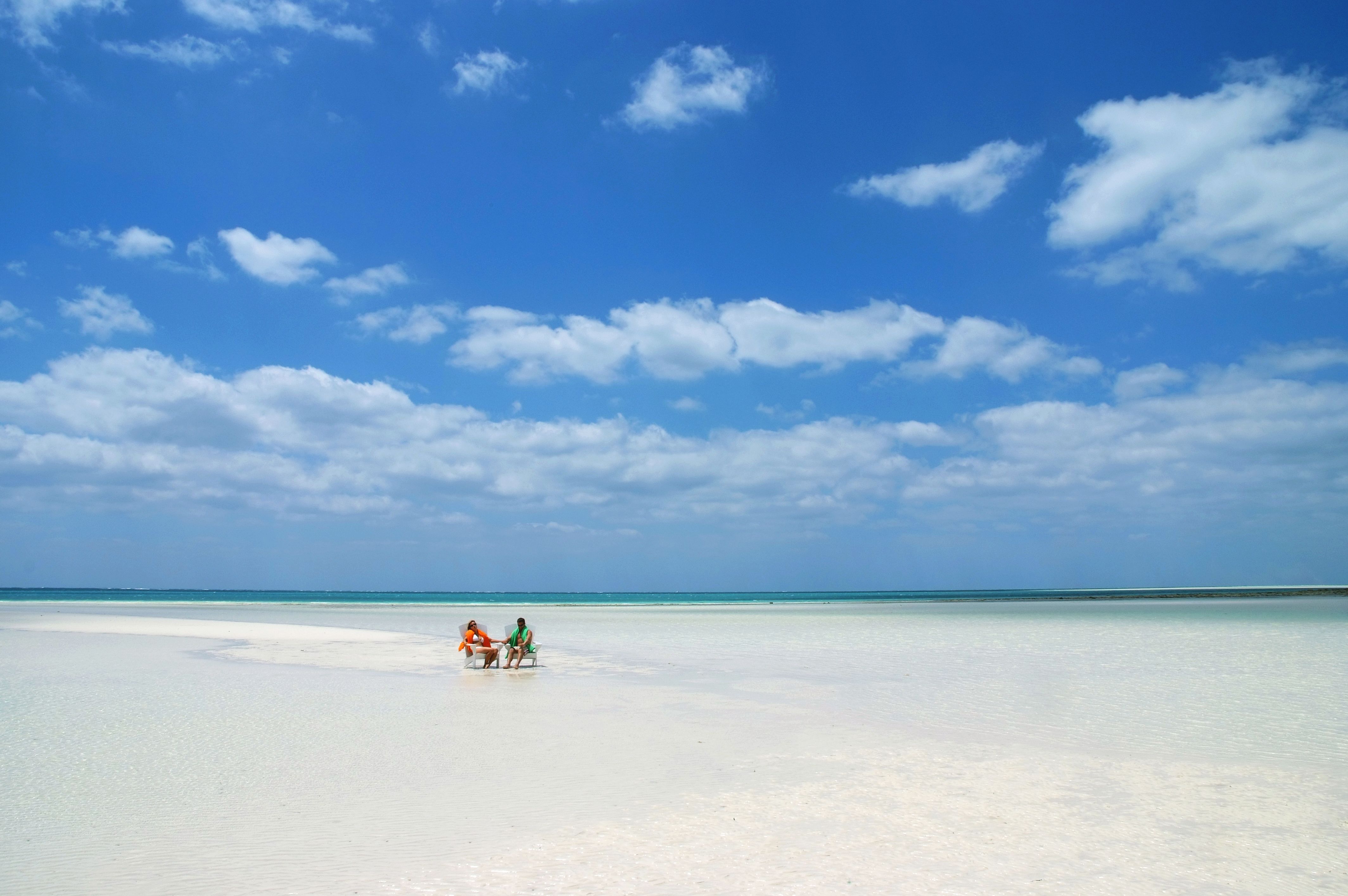 Paar auf Stühlen am Strand von Grand Bahama