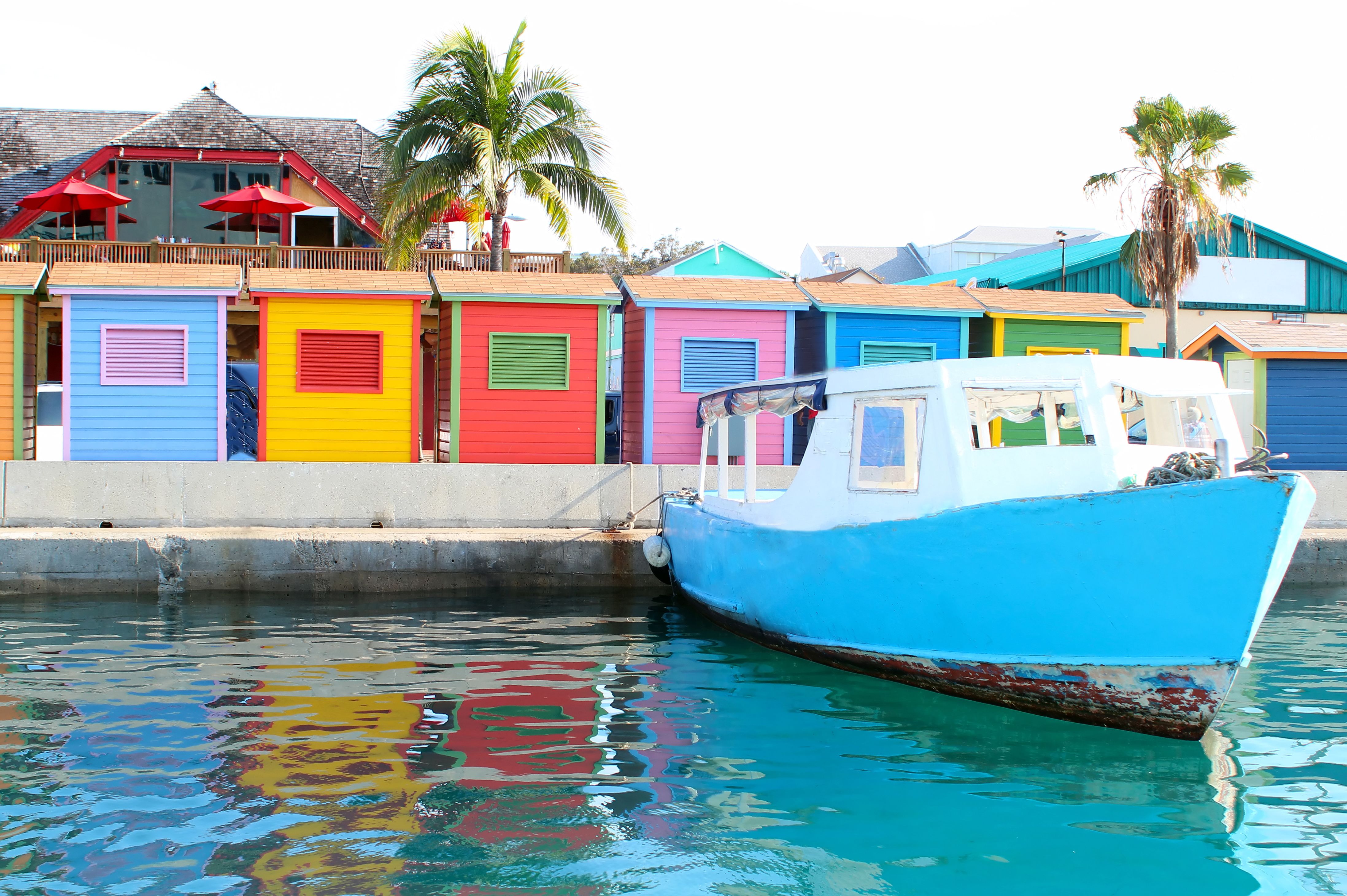 Ein Wassertaxi vor den bunten HÃ¼tten in Downtown Nassau, Bahamas