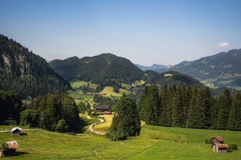 Romantische Almgegend bei Oberstdorf im Allgäu