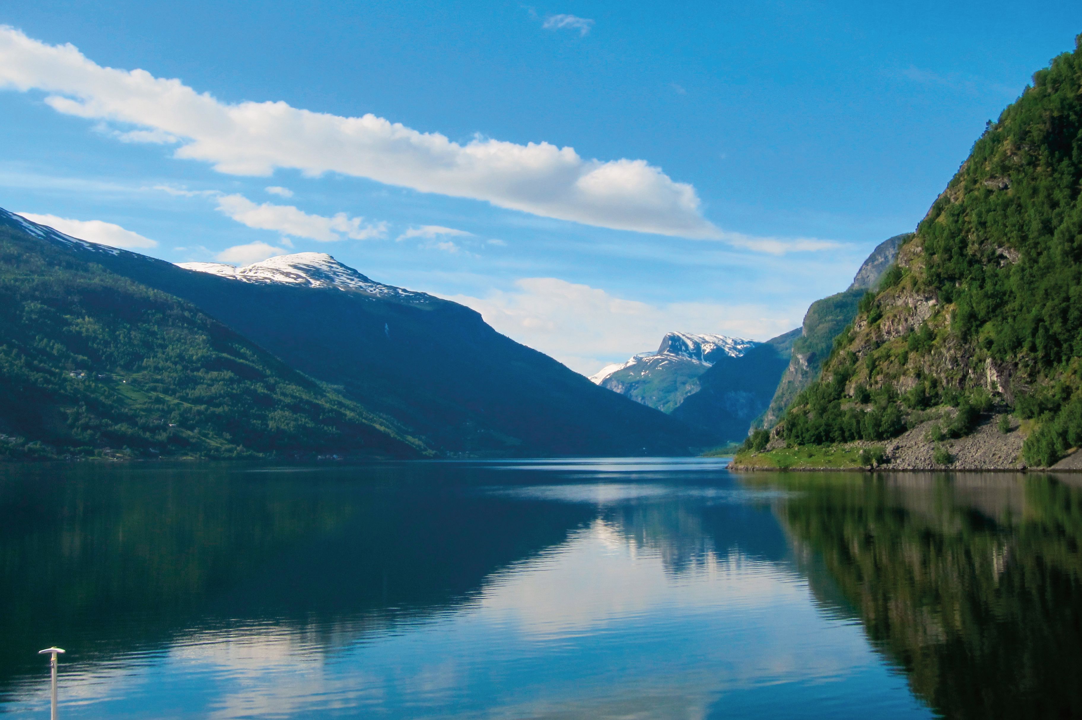 Der blaue Himmel spiegelt sich in einem Fjord Norwegens