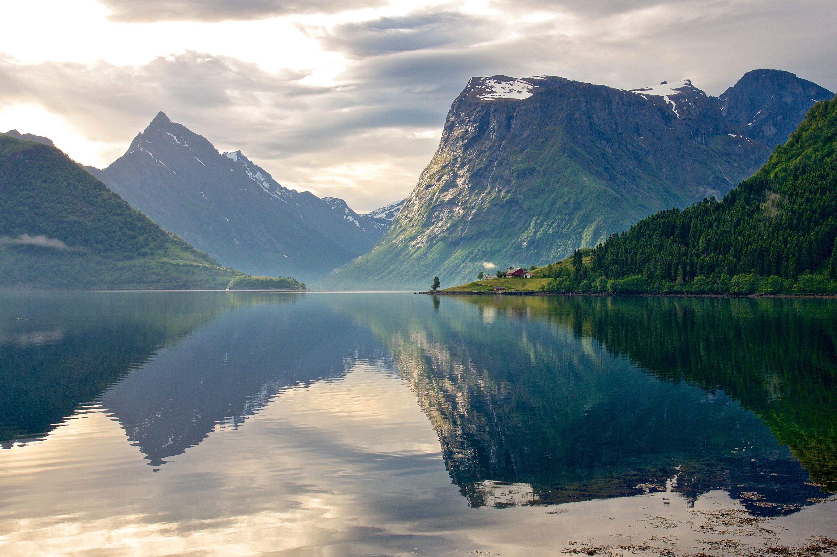 Spiegelnde Berge im glasklaren Hjørundfjorden im Westen von Norwegen