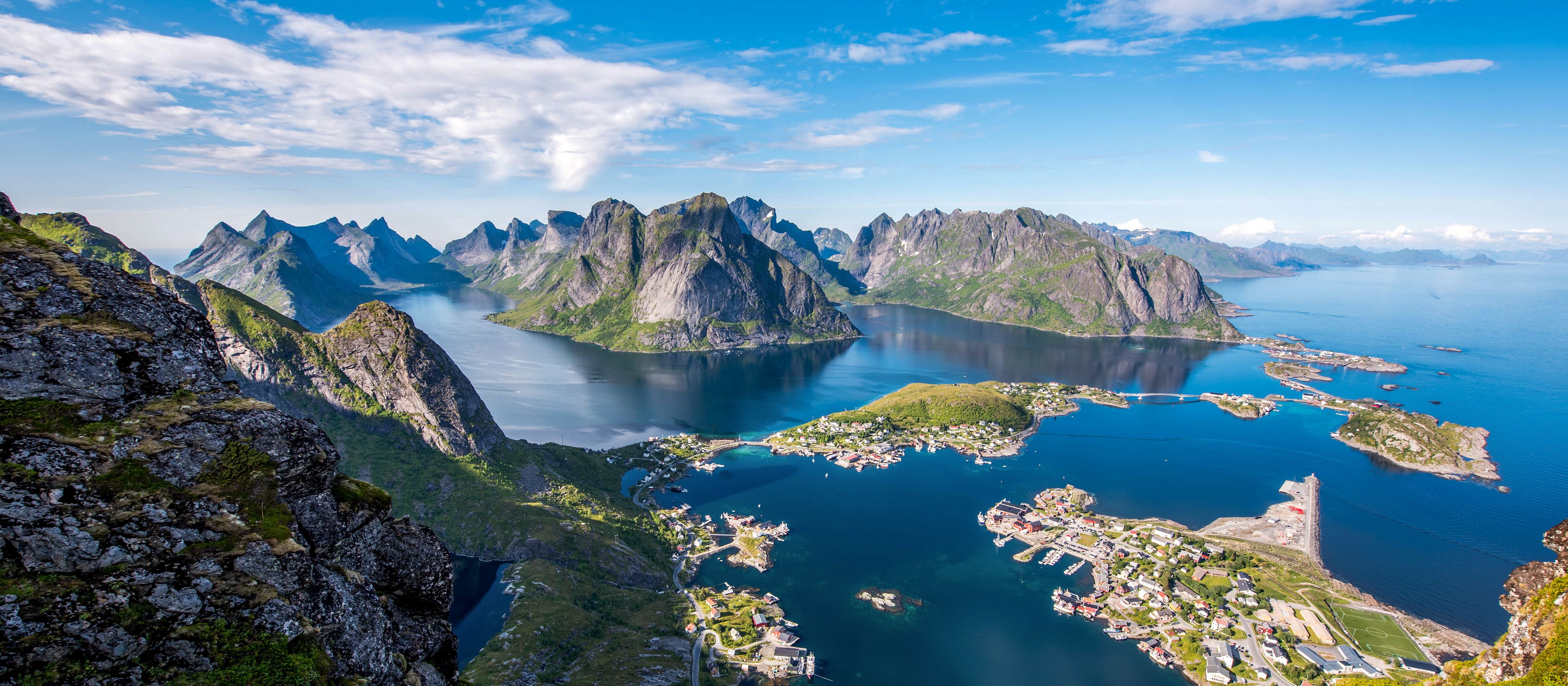 Ausblick vom Gipfel des Reinebringen auf die Inselwelt der Lofoten in Norwegen