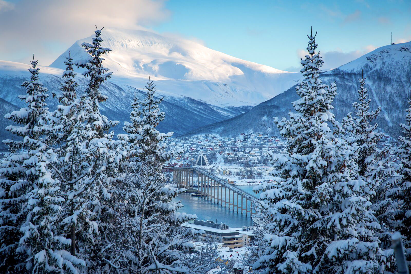 Die norwegische Stadt Tromsø eingedeckt unter einer Decke aus Schnee
