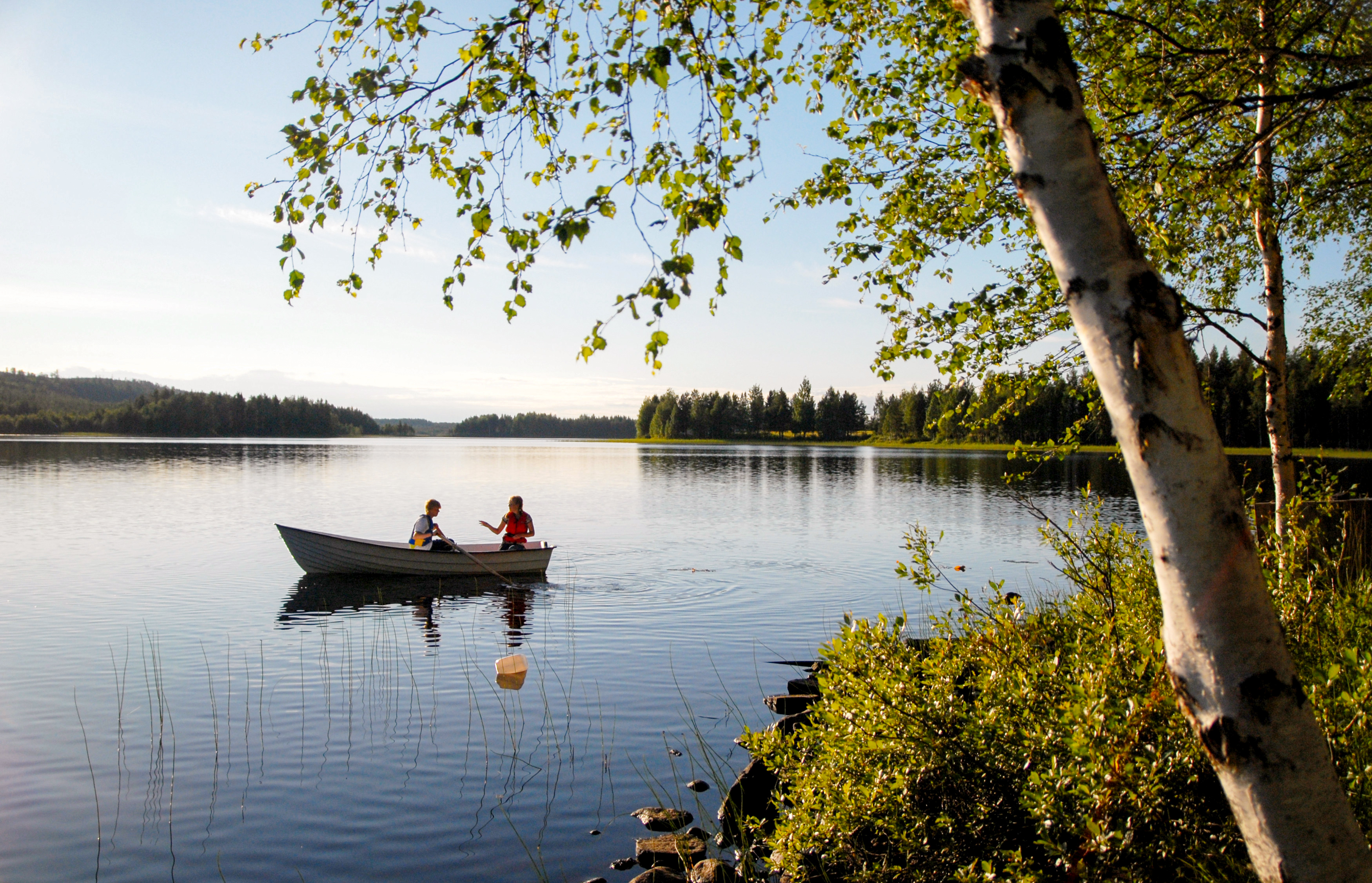 Angeln auf einem See bei Skellefteå in Schweden