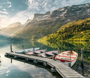 Morgenstimmung am idyllischen Engstlensee mit Bootssteg in den Schweizer Alpen