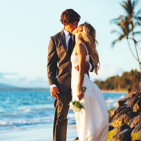 Ein Brautpaar am Strand von Hawaii